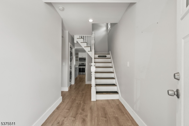 587 Kenwood Pl