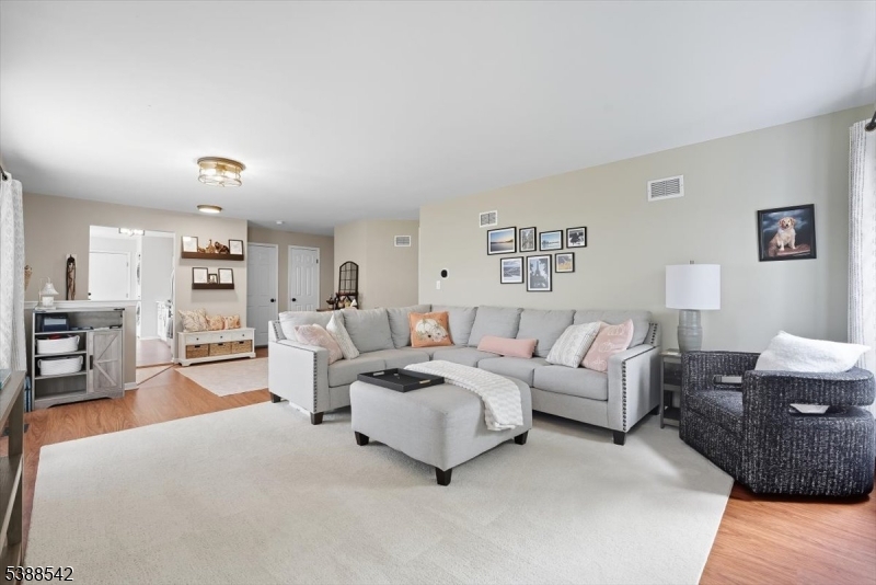 5 Clover Ct
