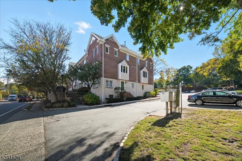 58B Ridgedale Ave