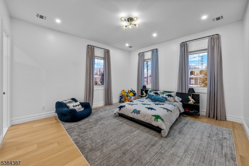 472 High St