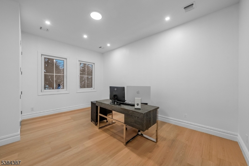 472 High St
