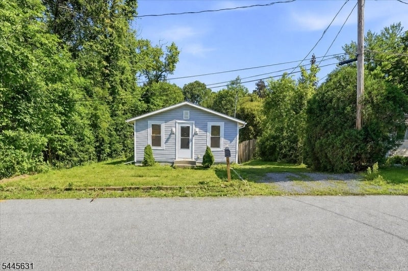 8 Madelyn Ave