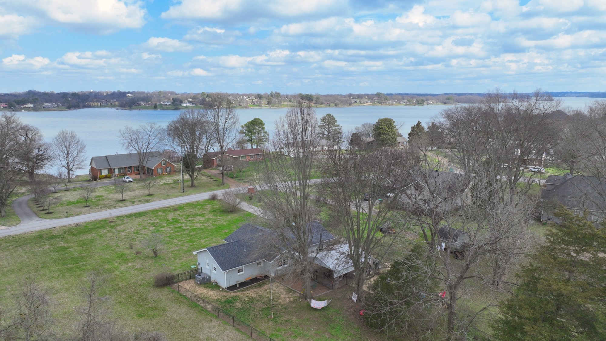 3212 Lakeshore Dr