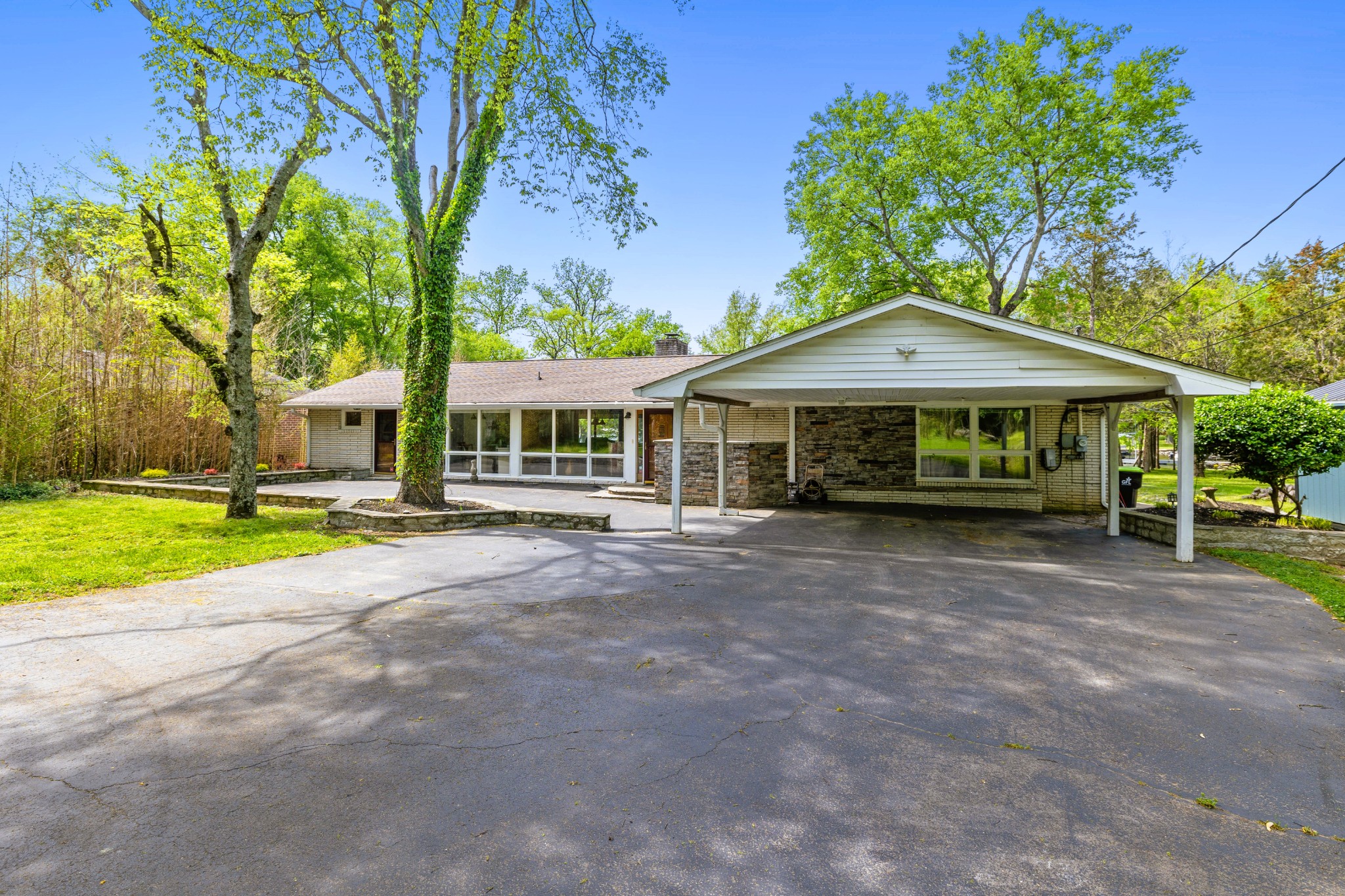 5513 Vanderbilt Rd
