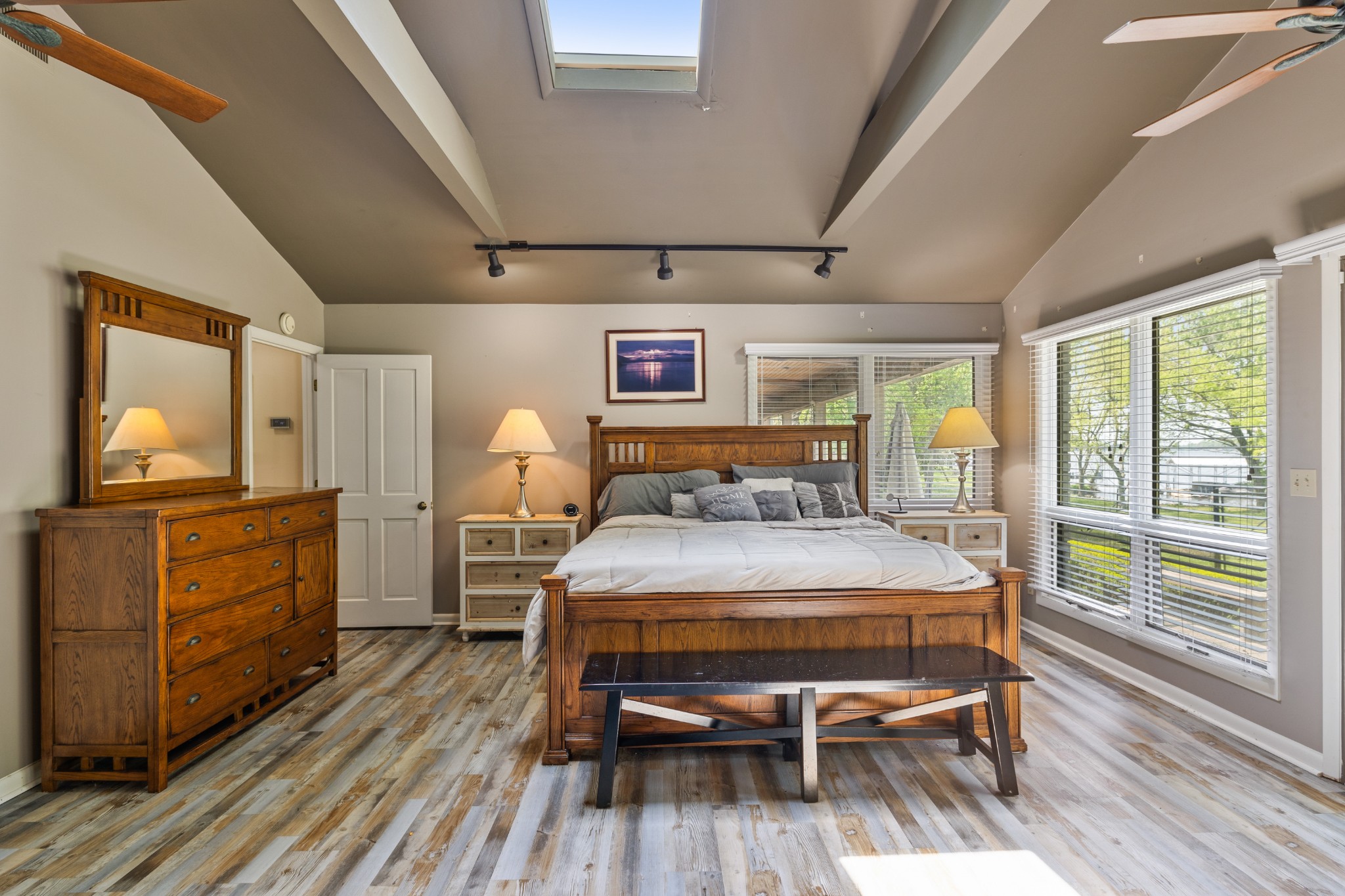 5513 Vanderbilt Rd