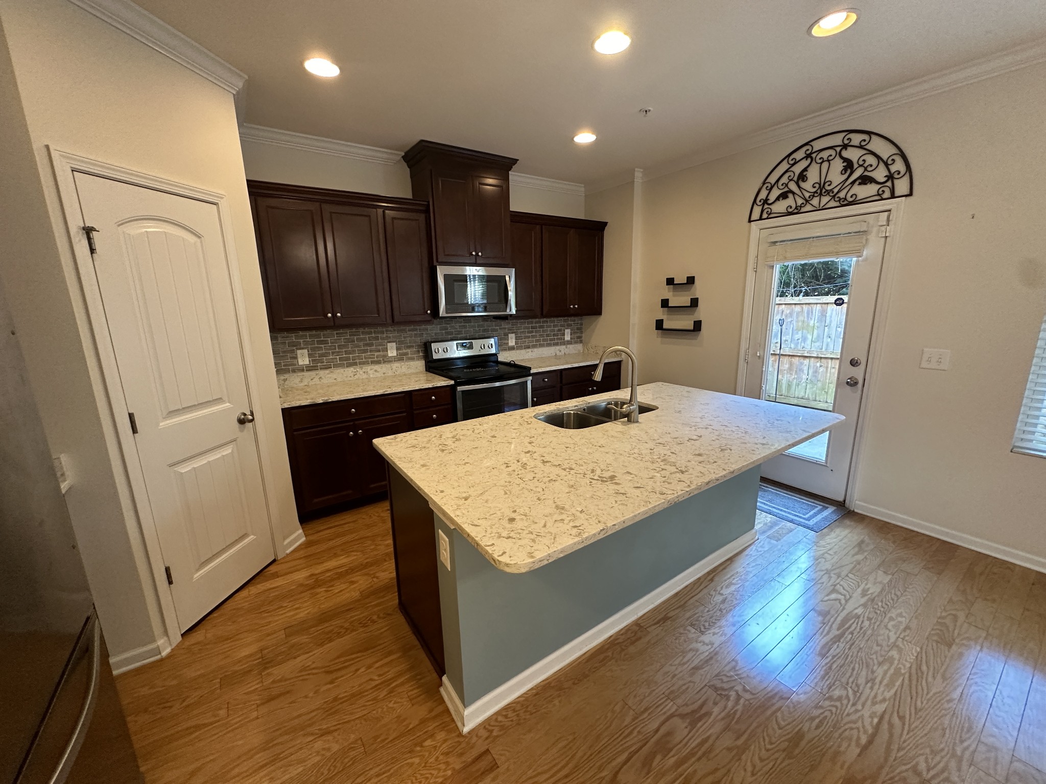 1009 Livingstone Ln