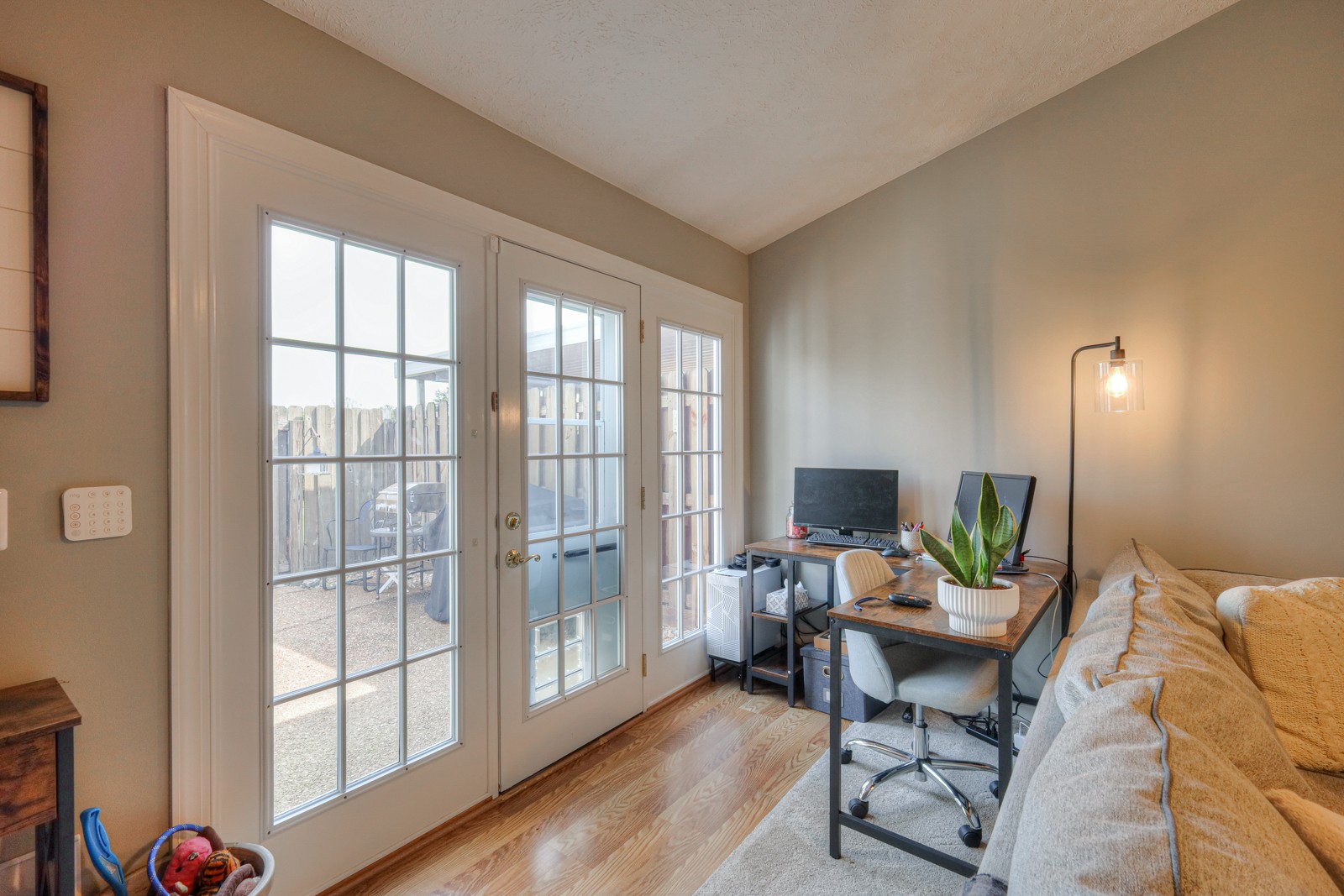 320 Lake Chateau Dr