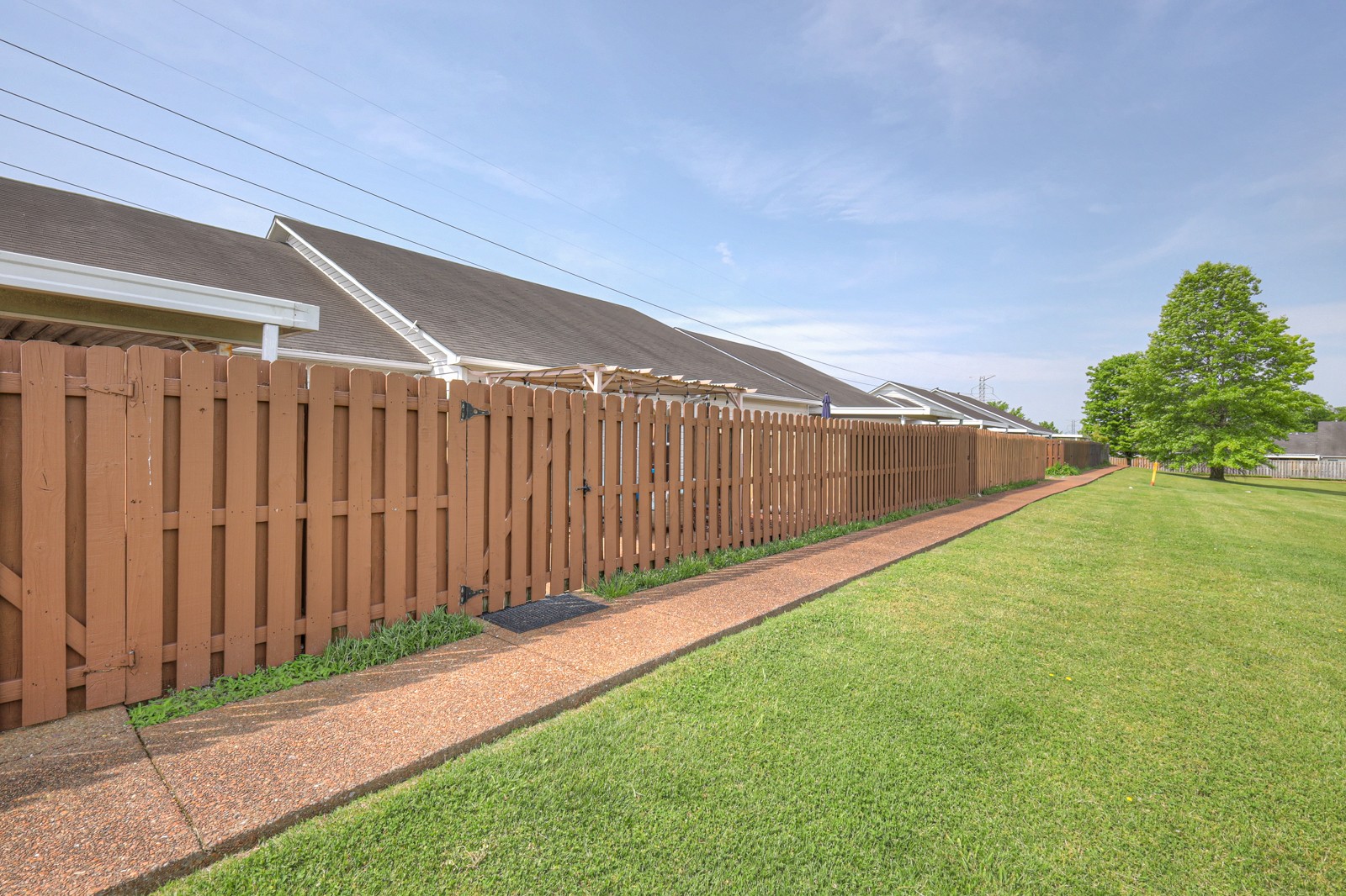 320 Lake Chateau Dr