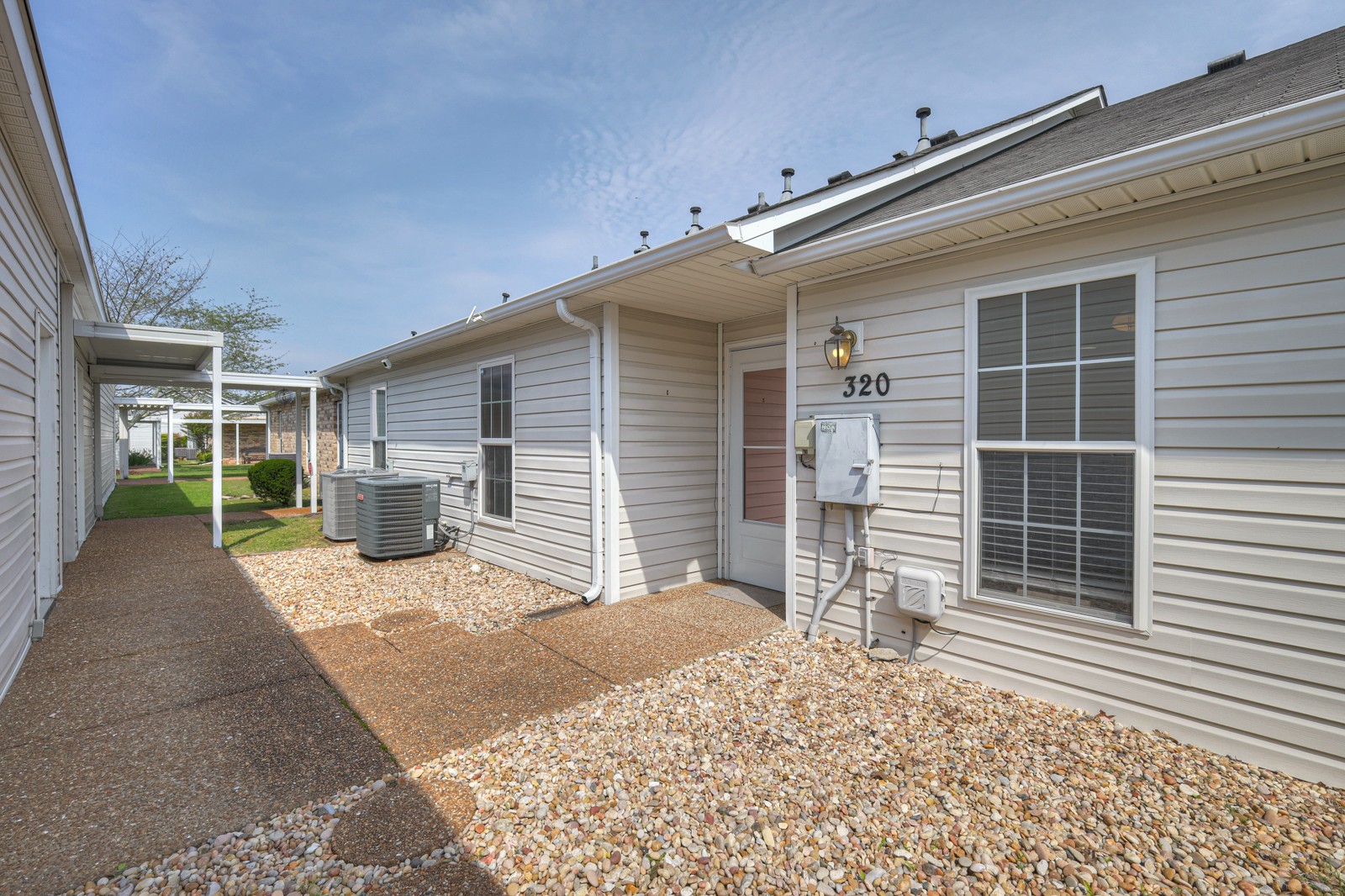 320 Lake Chateau Dr