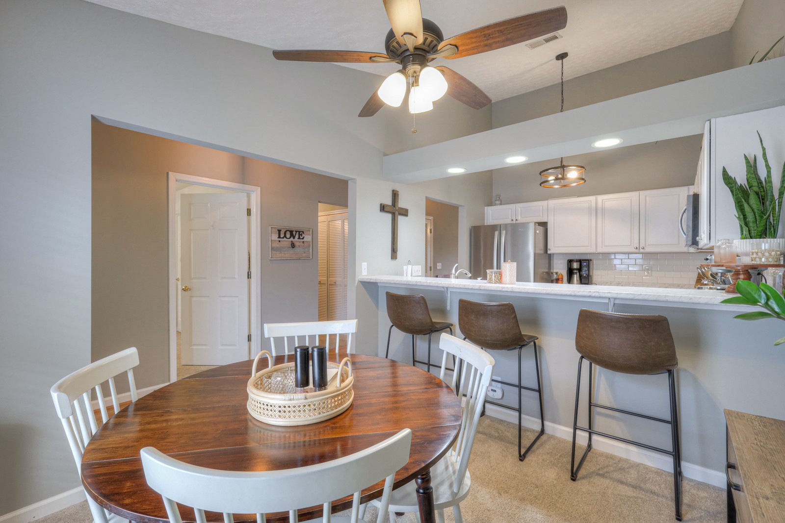 320 Lake Chateau Dr