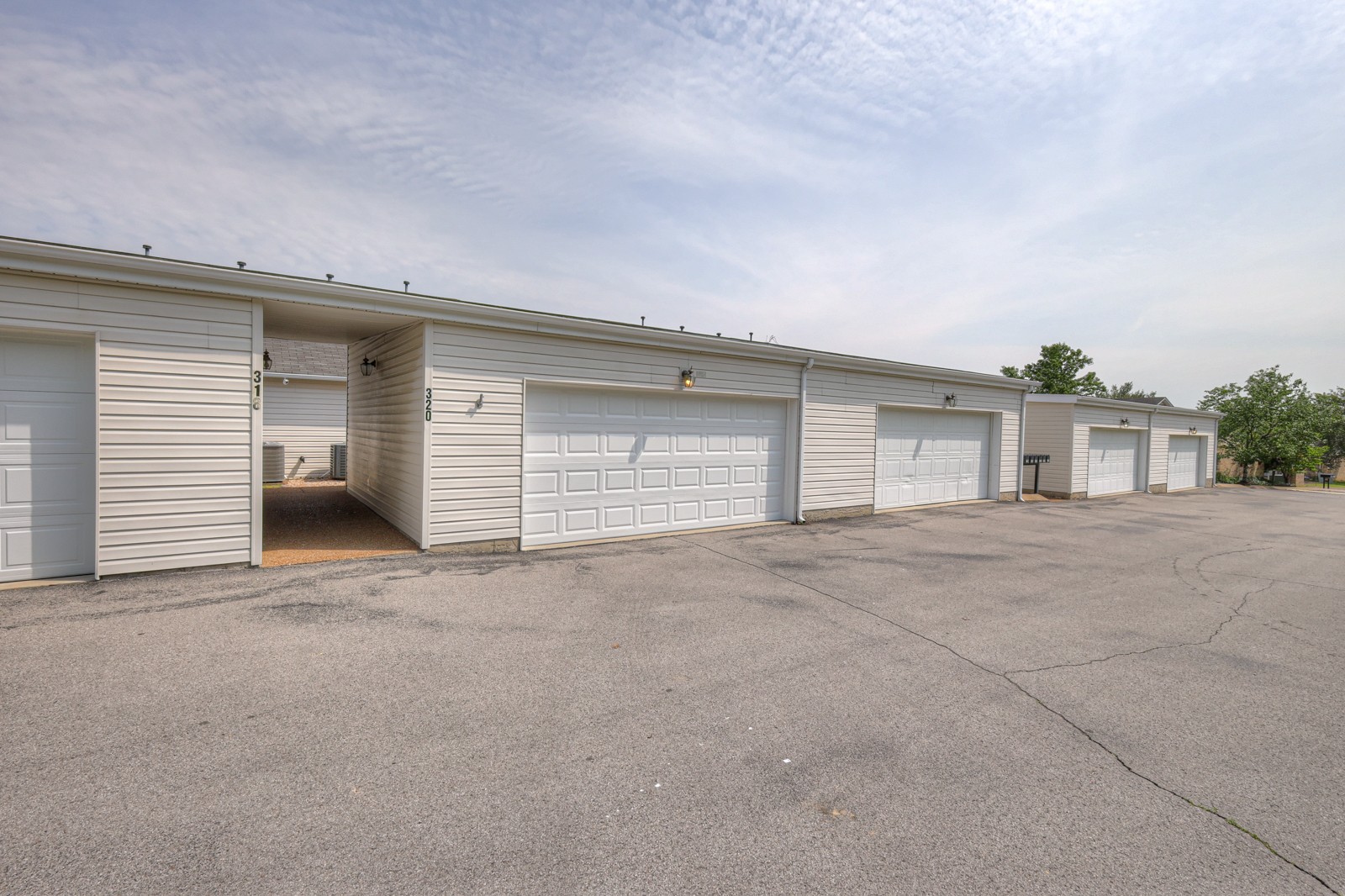 320 Lake Chateau Dr