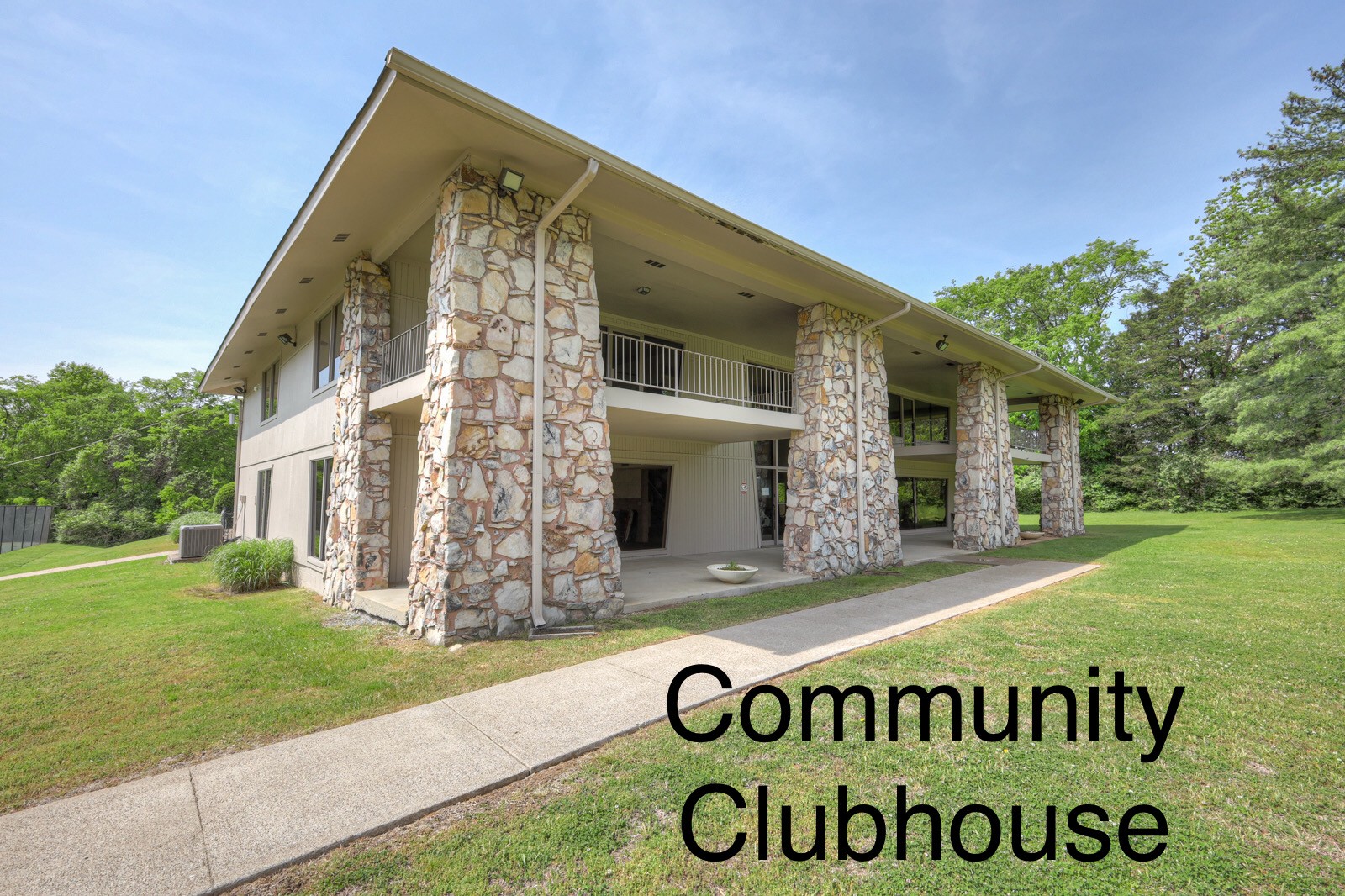 320 Lake Chateau Dr