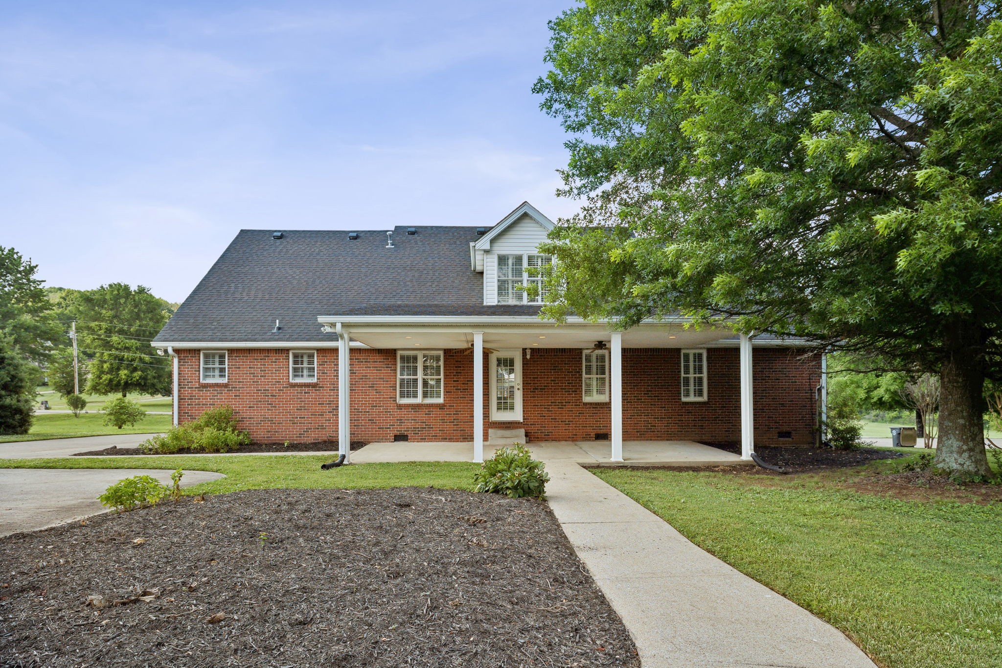 405 Thoroughbred Ln