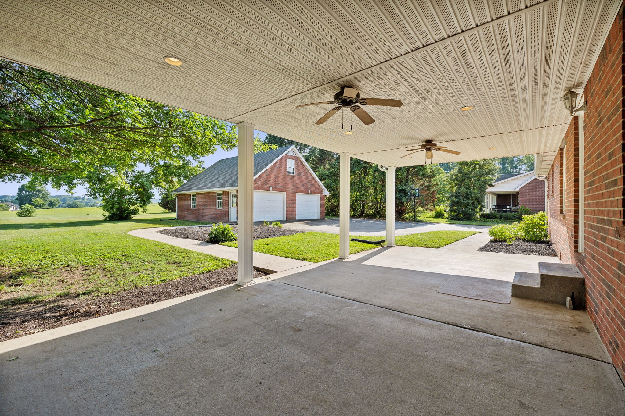 405 Thoroughbred Ln