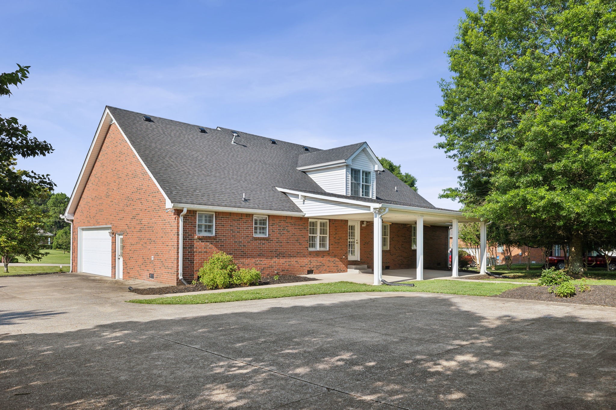 405 Thoroughbred Ln