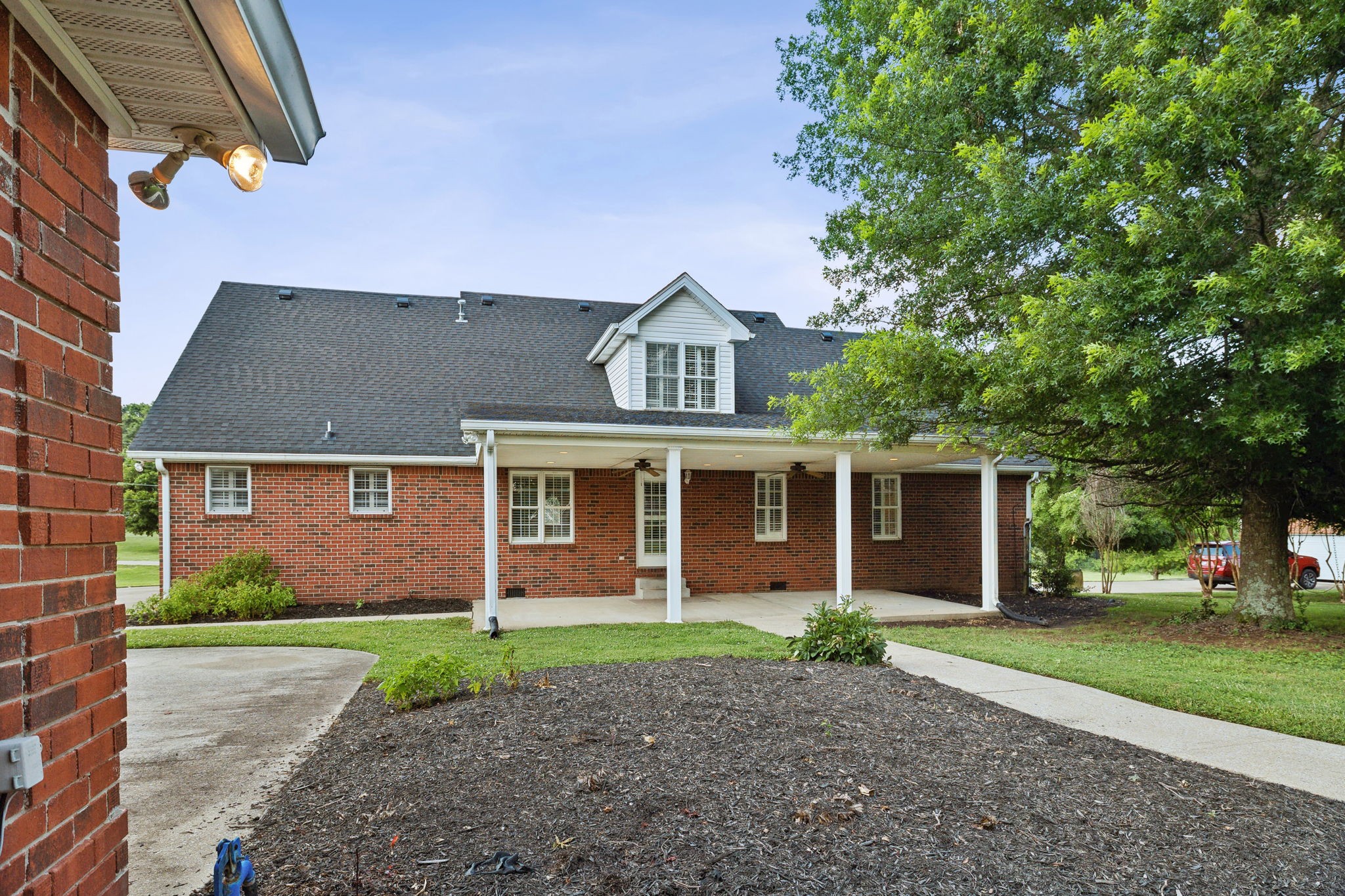 405 Thoroughbred Ln