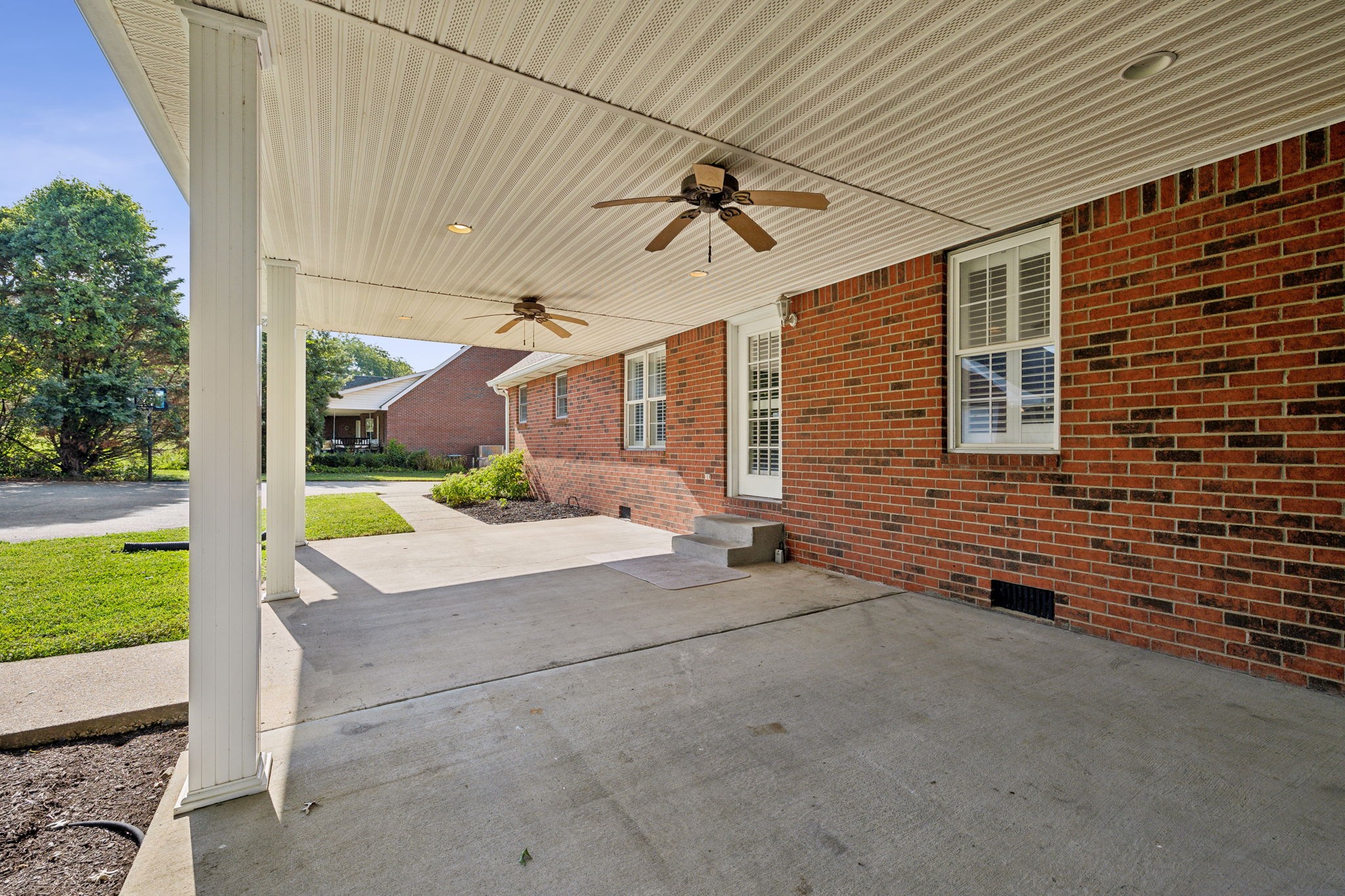 405 Thoroughbred Ln