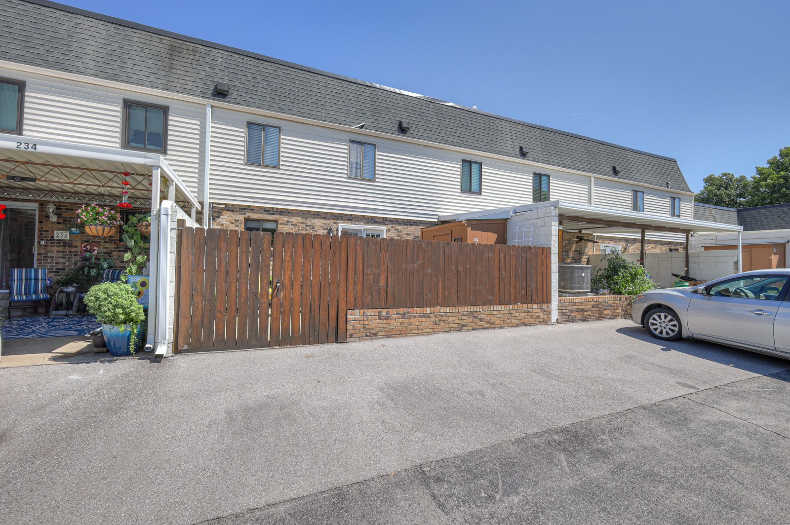 236 Lake Chateau Dr