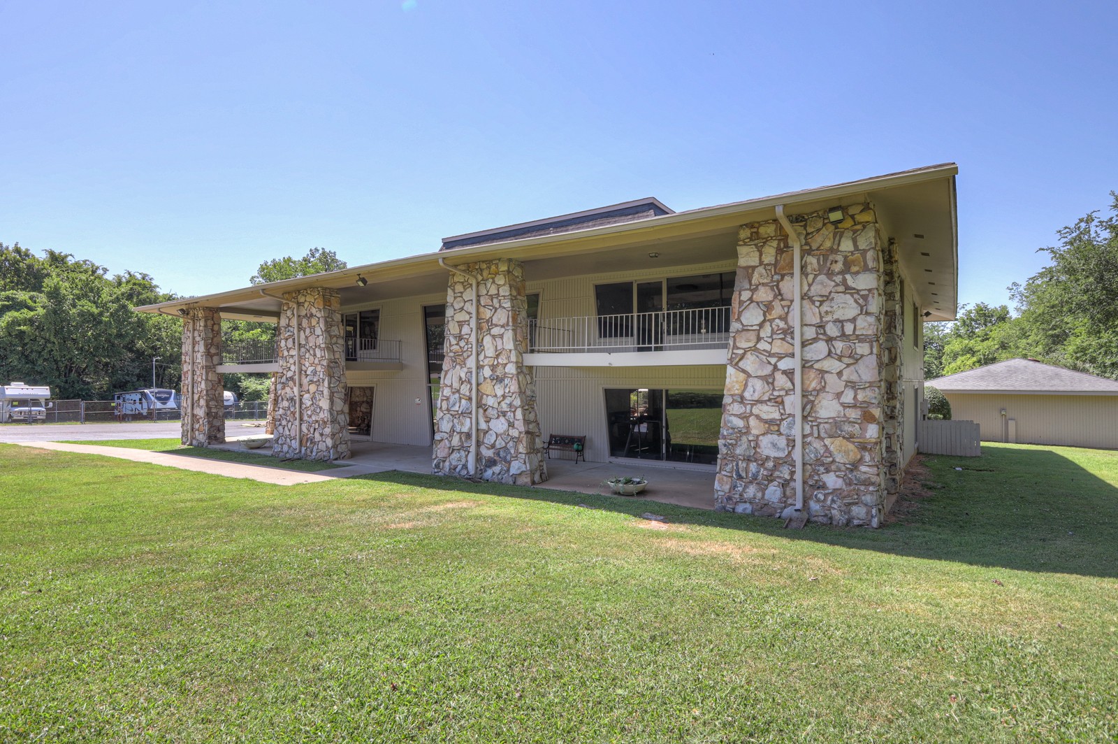 236 Lake Chateau Dr