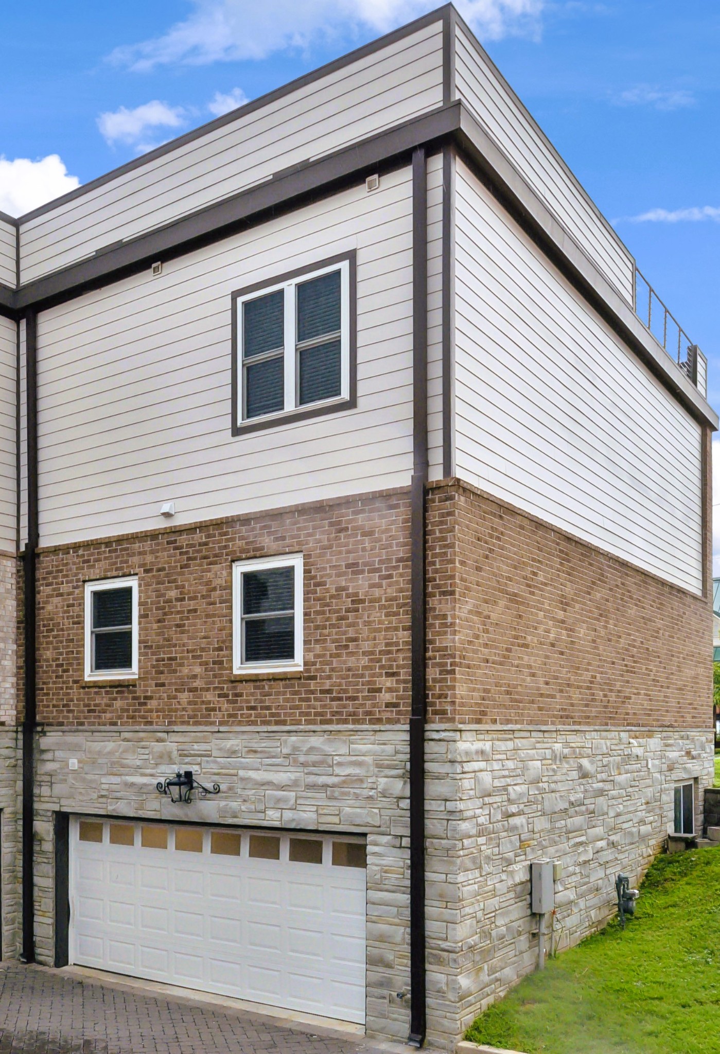2200 Lakeshore Dr
