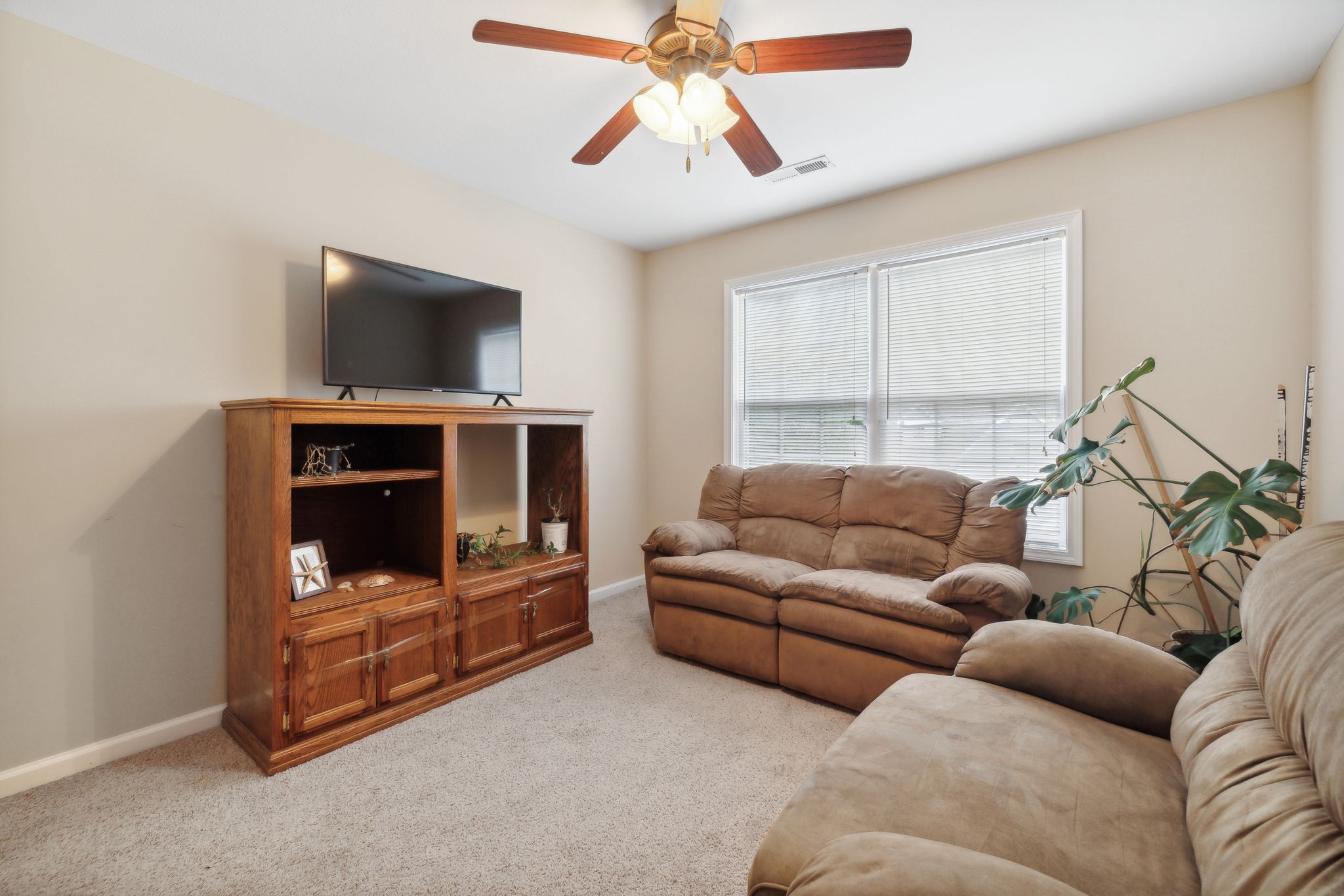 1585 Hedgewood Rd