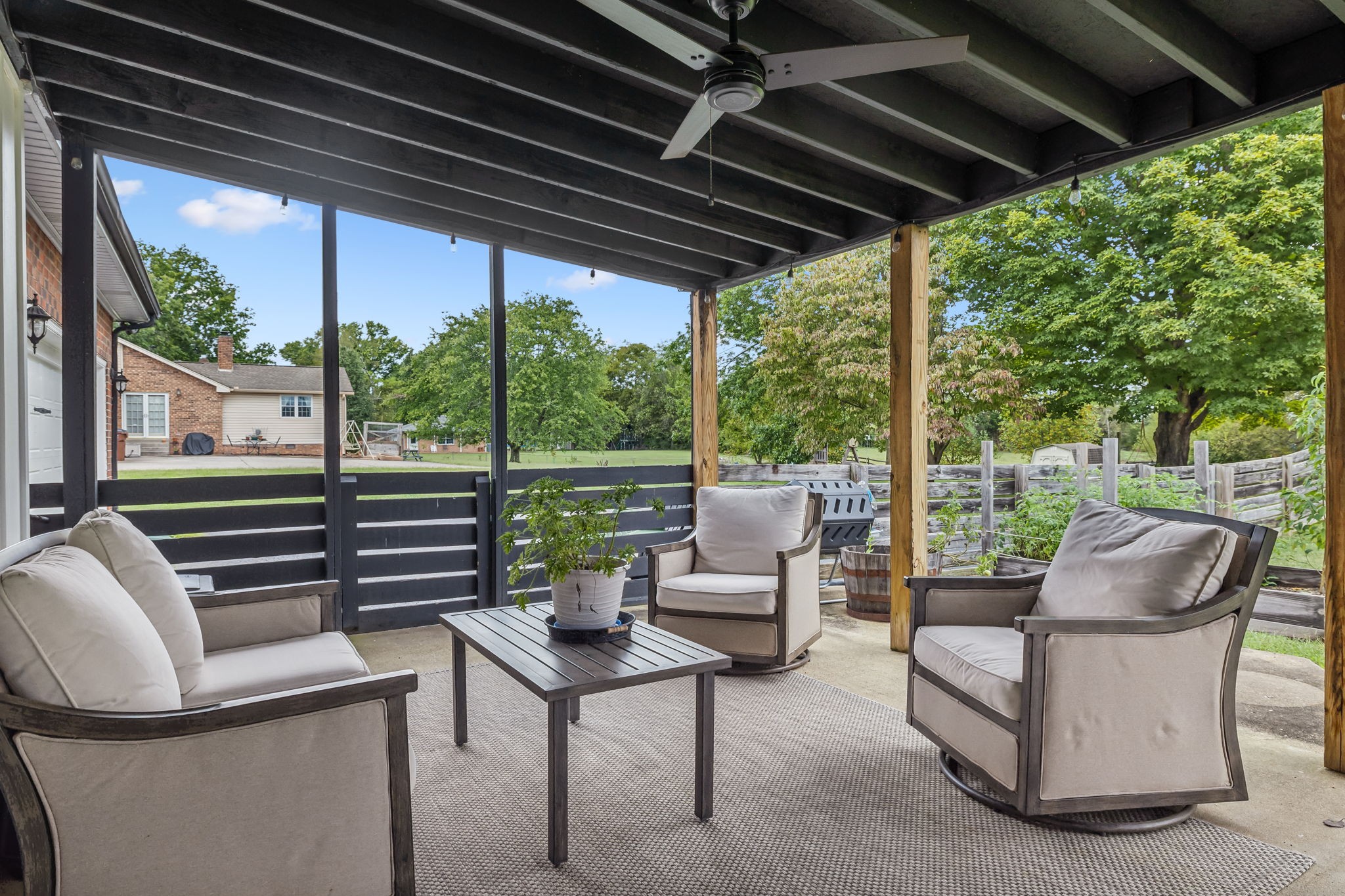 1704 Valleyview Dr