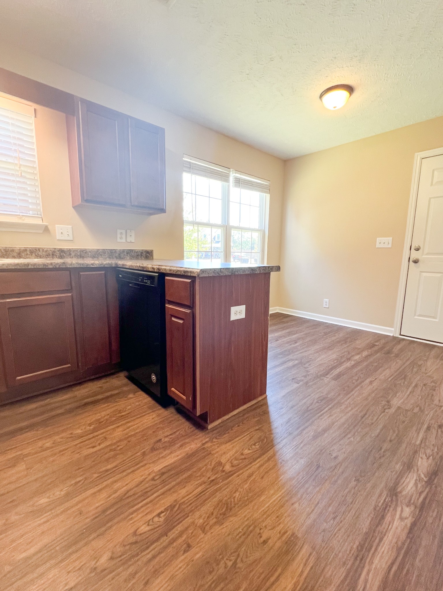 1436 Sunray Dr
