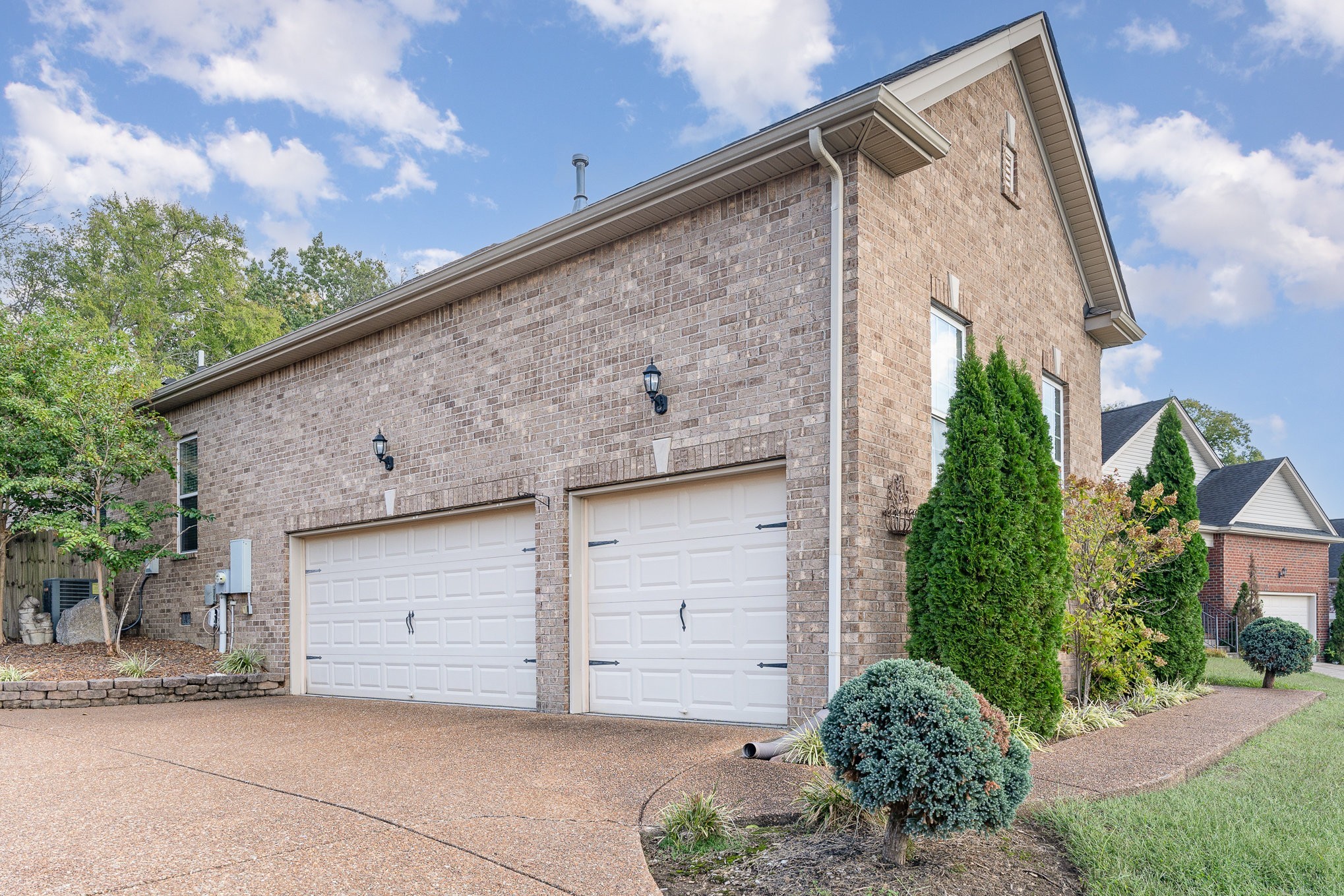 1064 Oakhall Dr