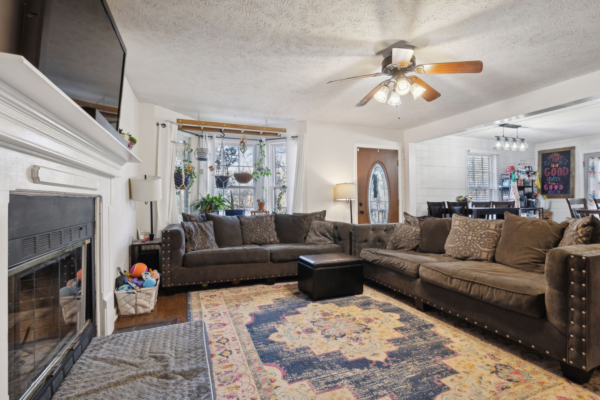208 Paradise Dr