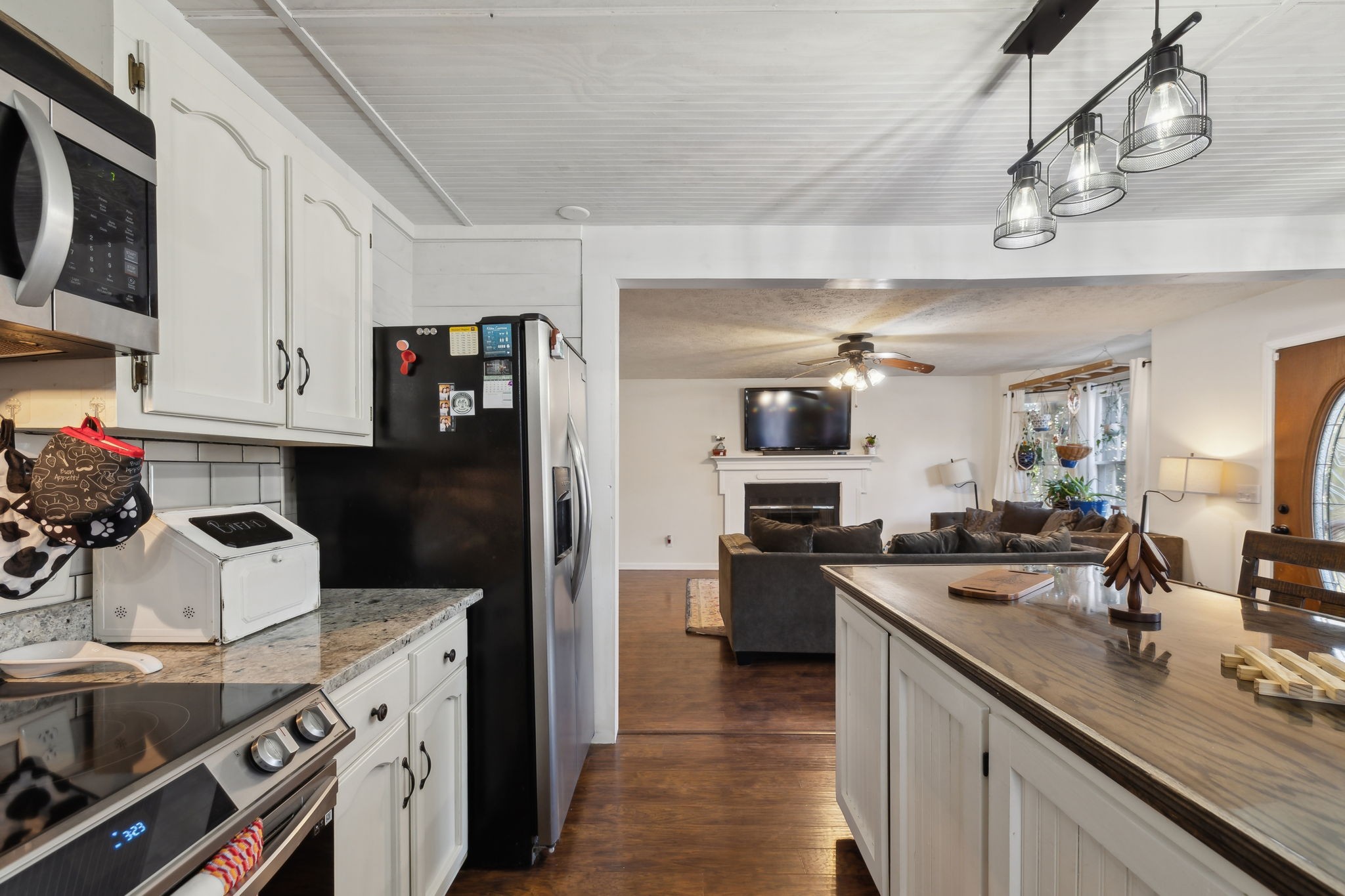 208 Paradise Dr