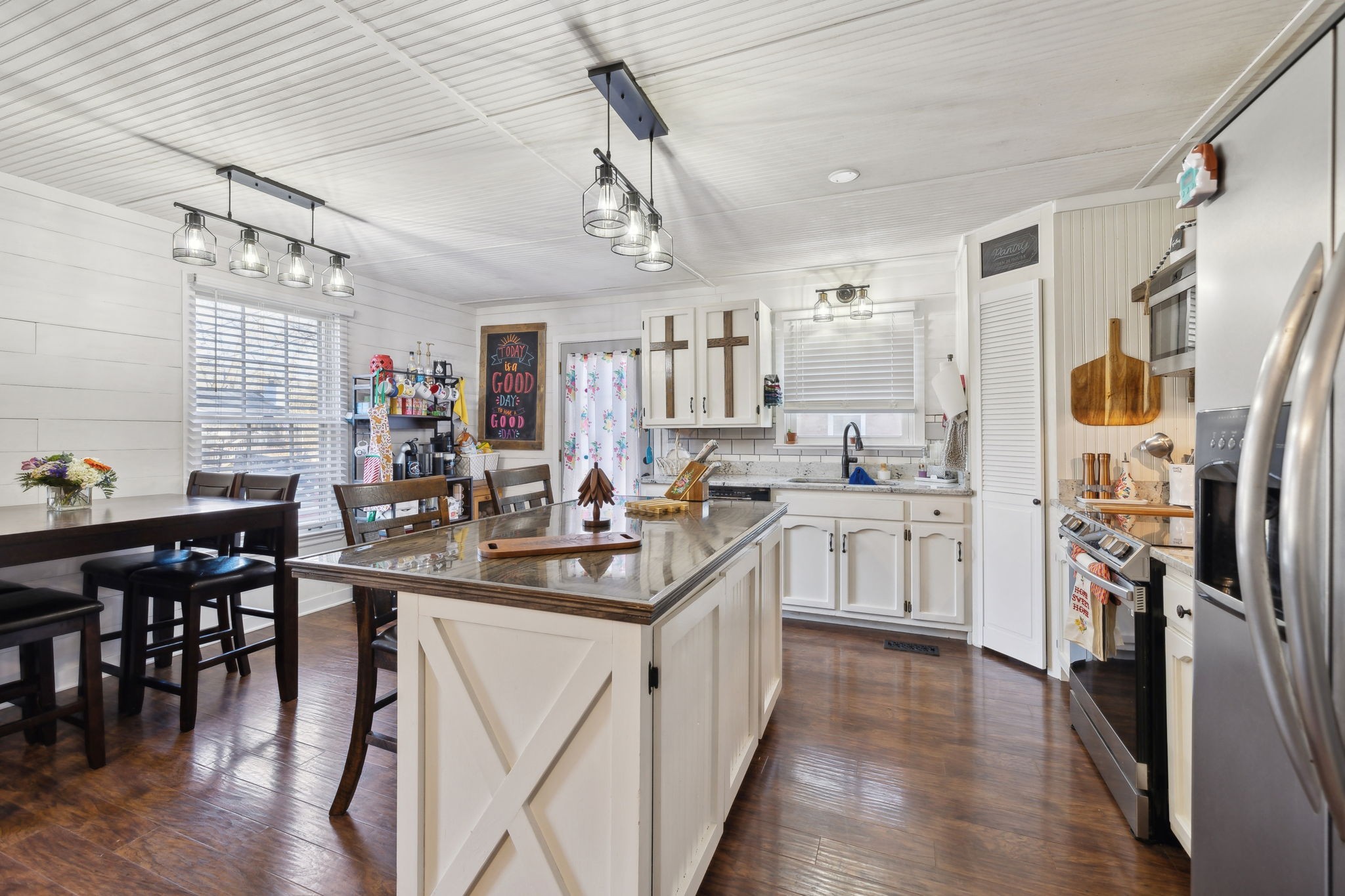 208 Paradise Dr