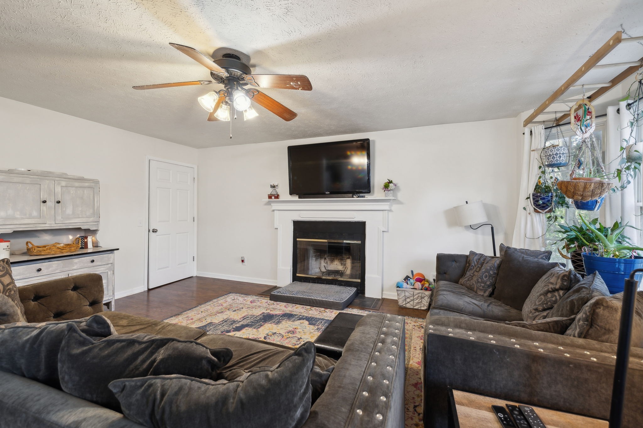 208 Paradise Dr