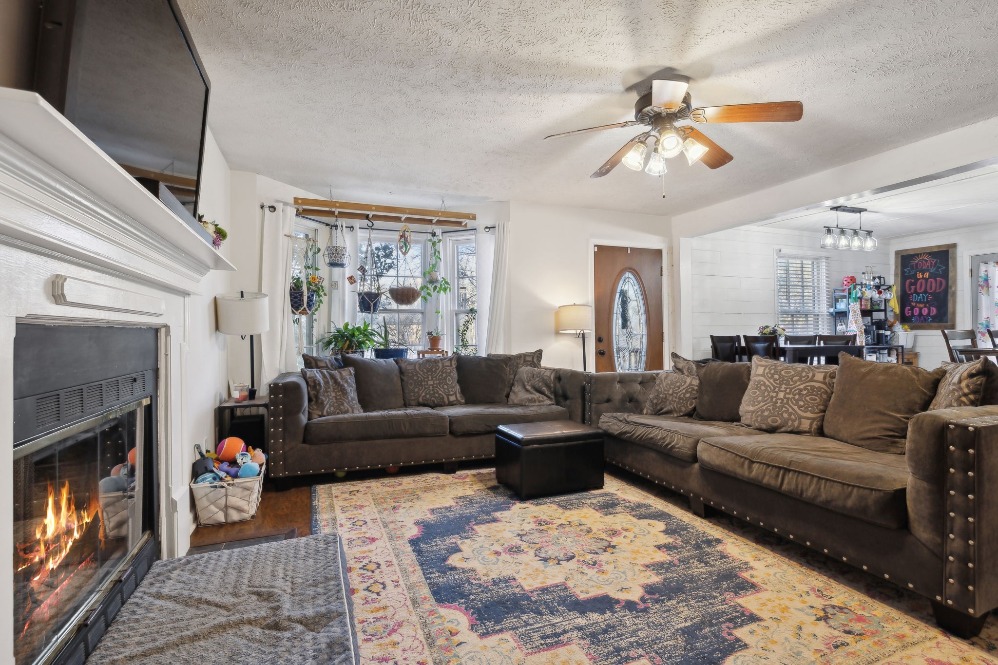 208 Paradise Dr