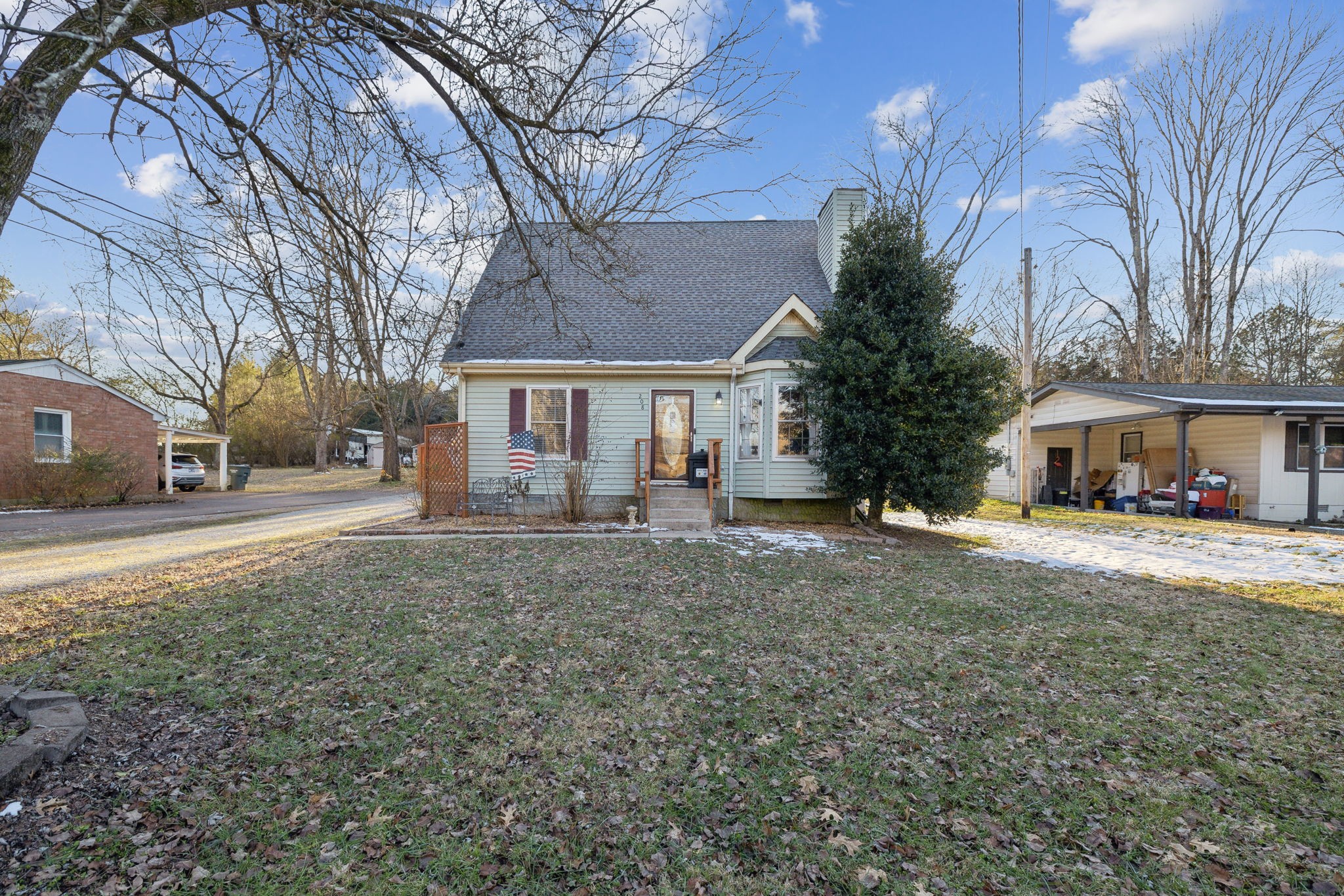 208 Paradise Dr