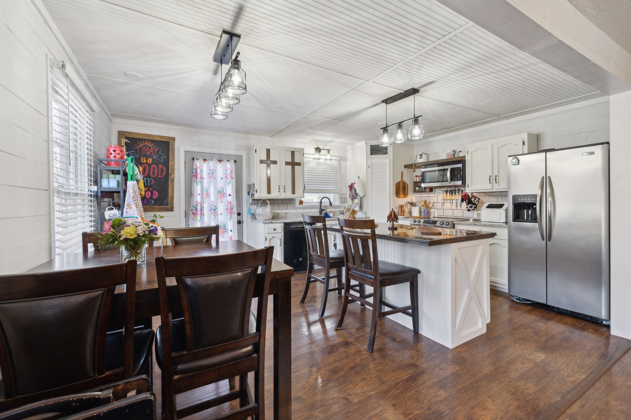 208 Paradise Dr