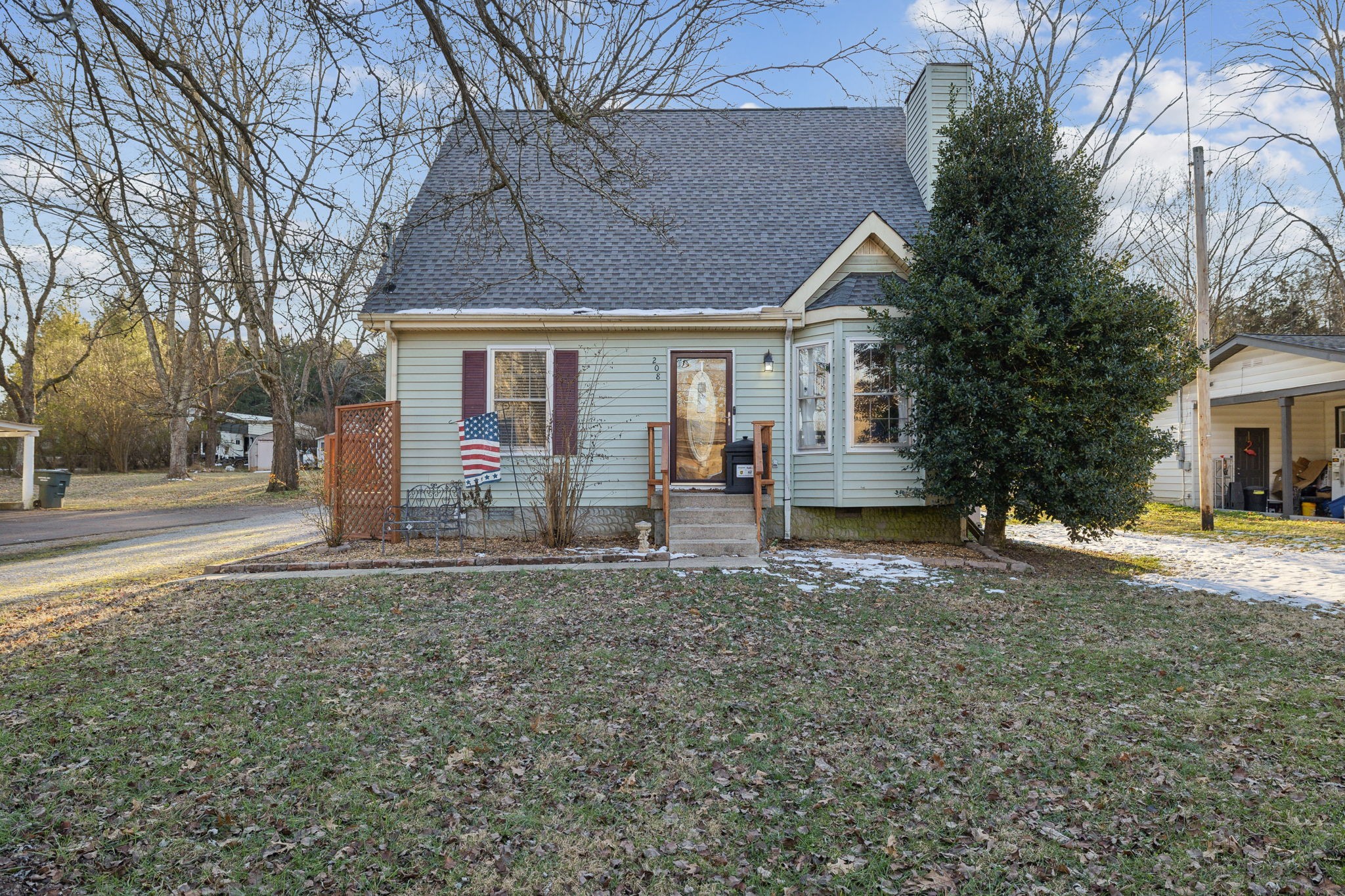 208 Paradise Dr