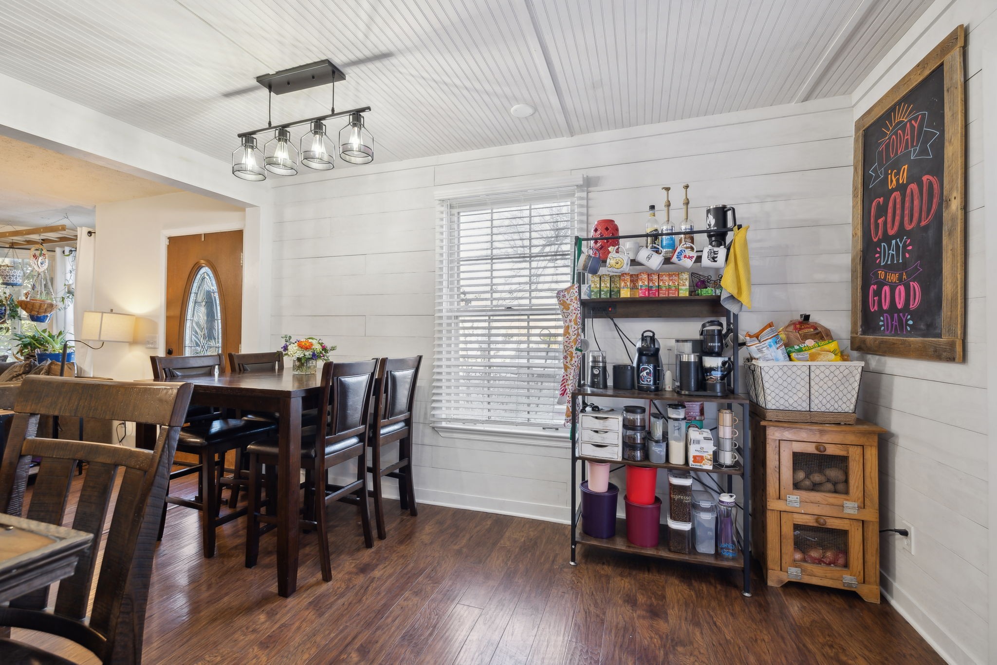 208 Paradise Dr