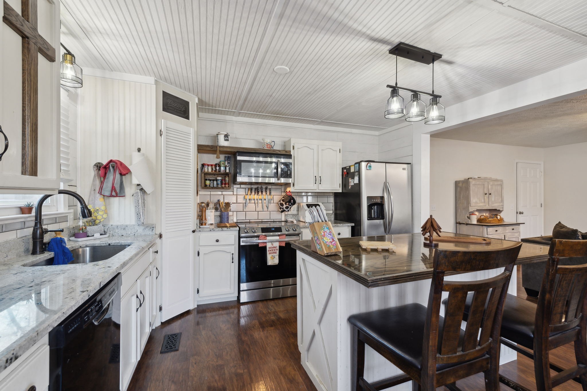 208 Paradise Dr