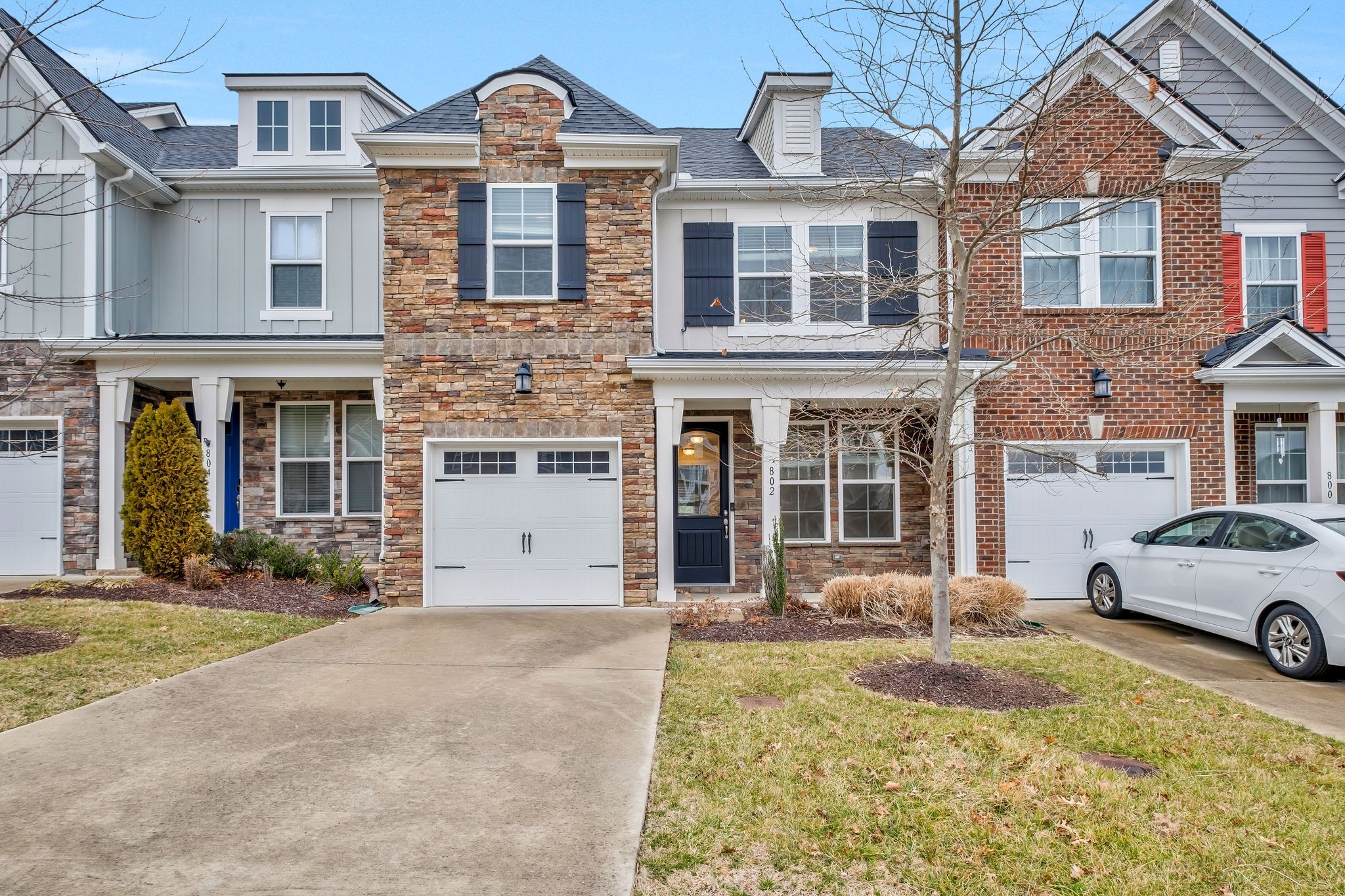 802 Kennear Ln