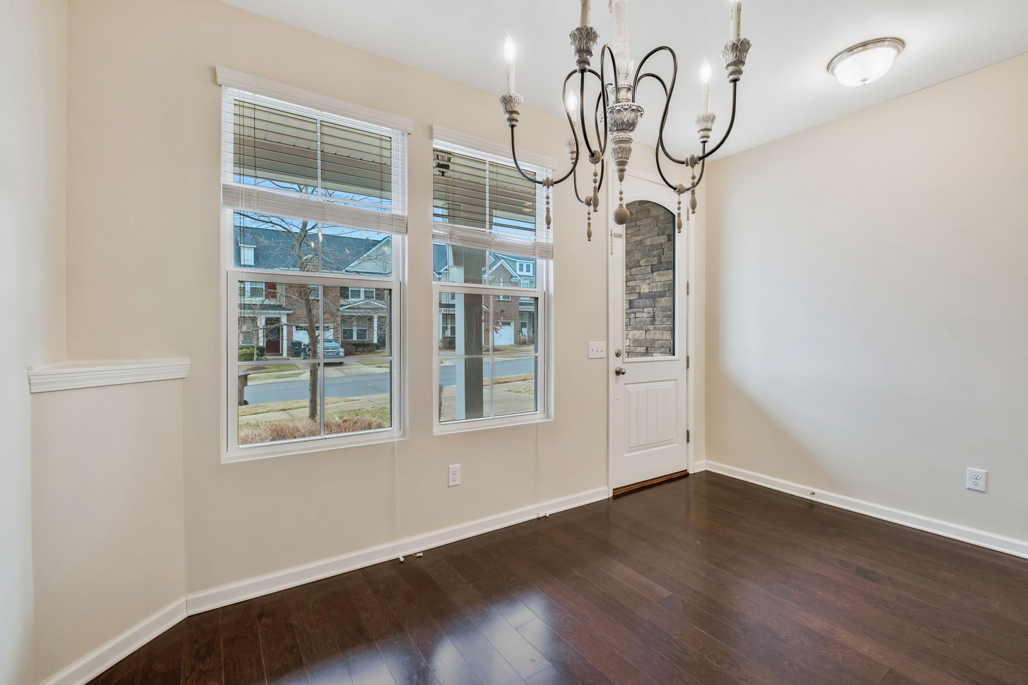 802 Kennear Ln
