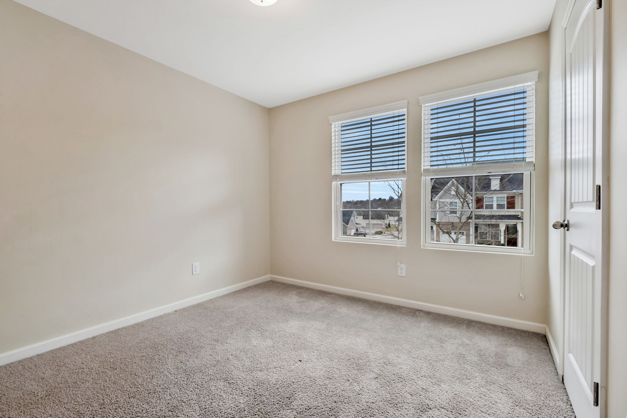 802 Kennear Ln