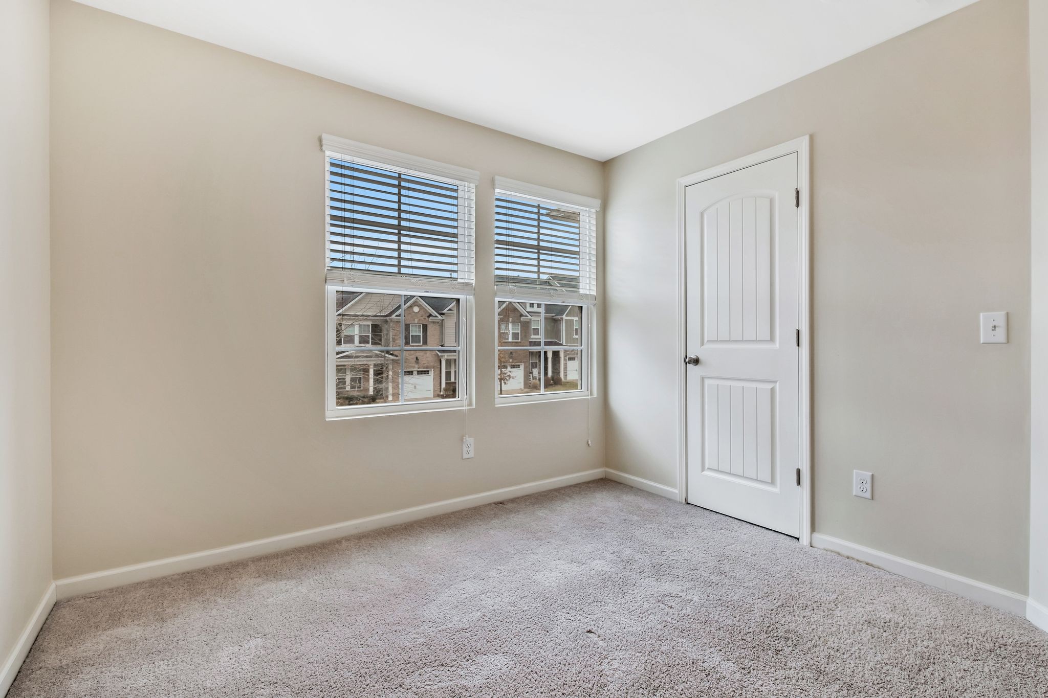 802 Kennear Ln
