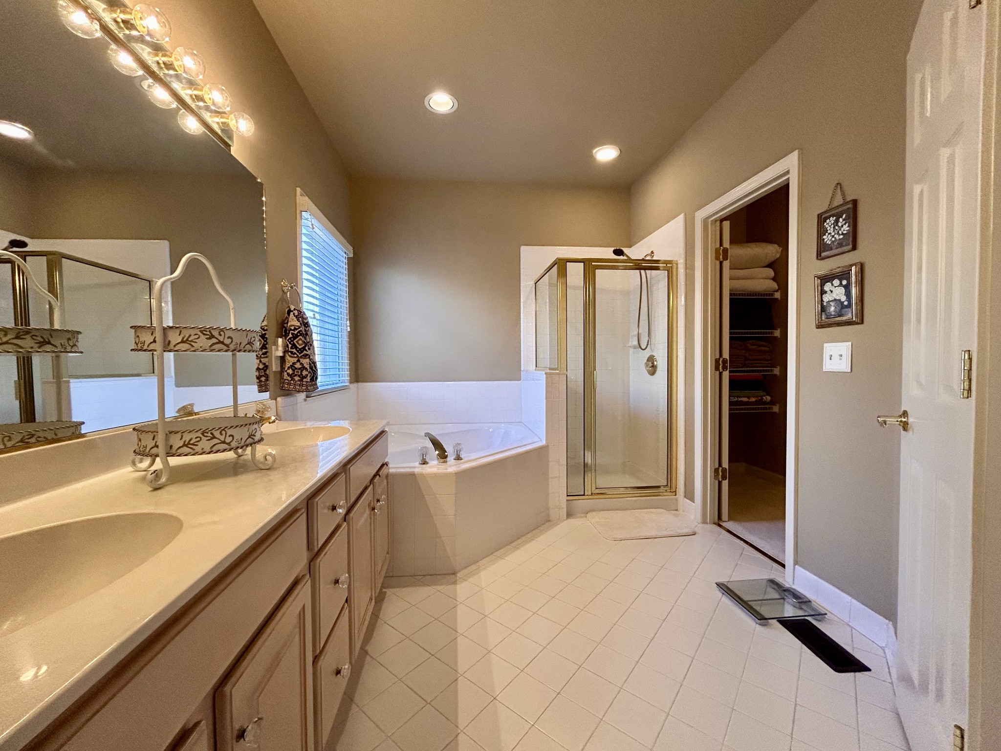 517 Rivercrest Cv