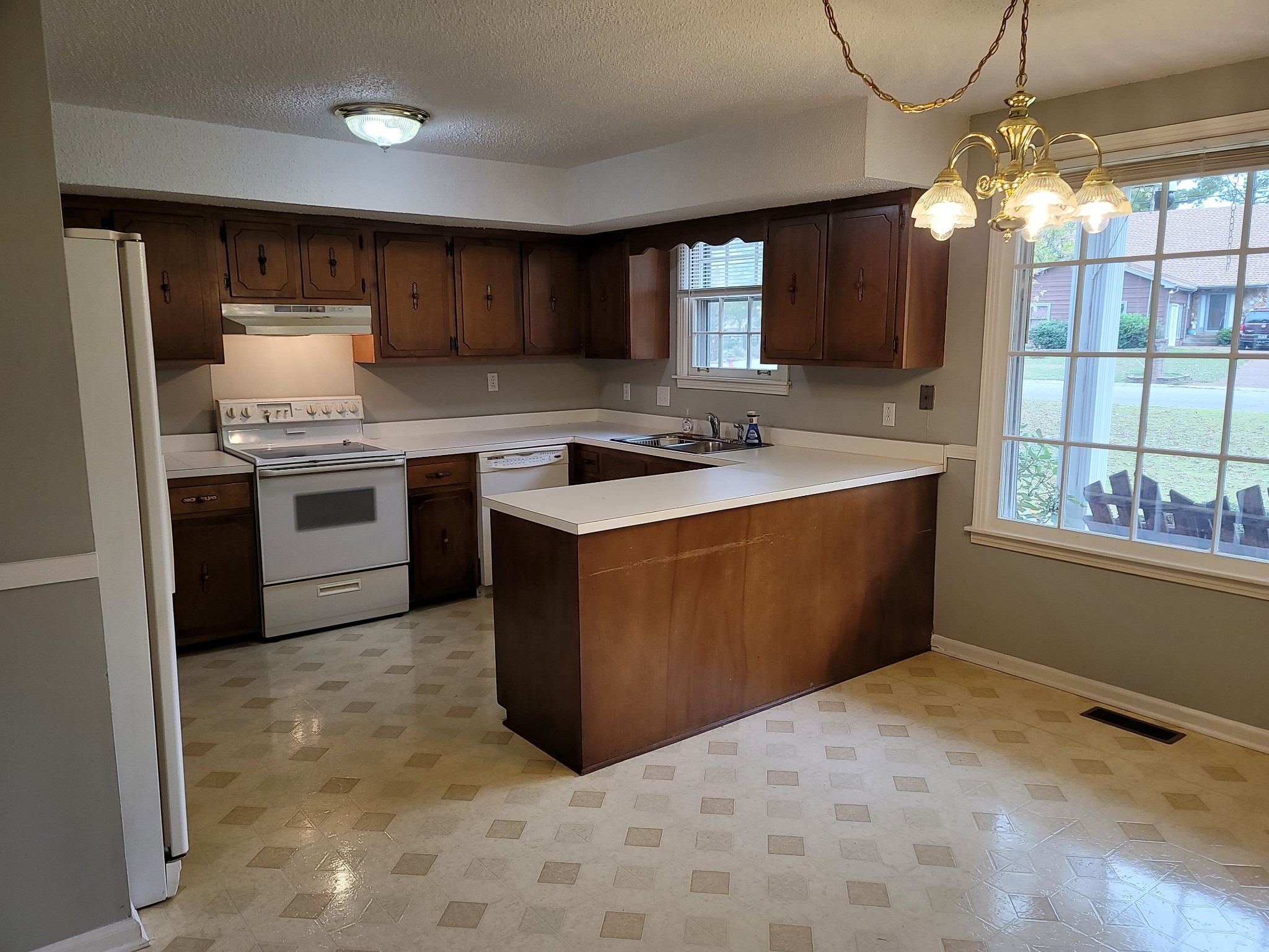 4544 Woodside Cir