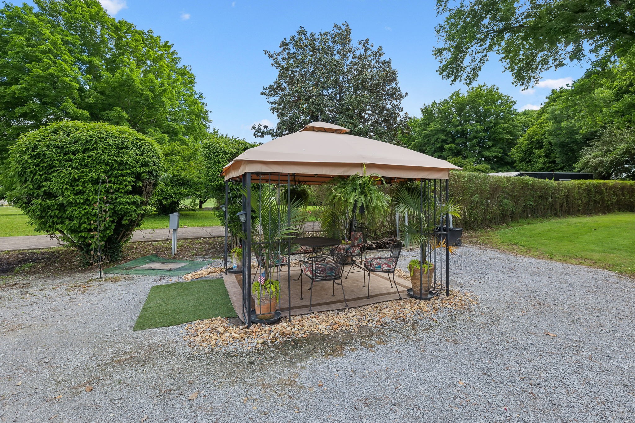 266 Paradise Dr