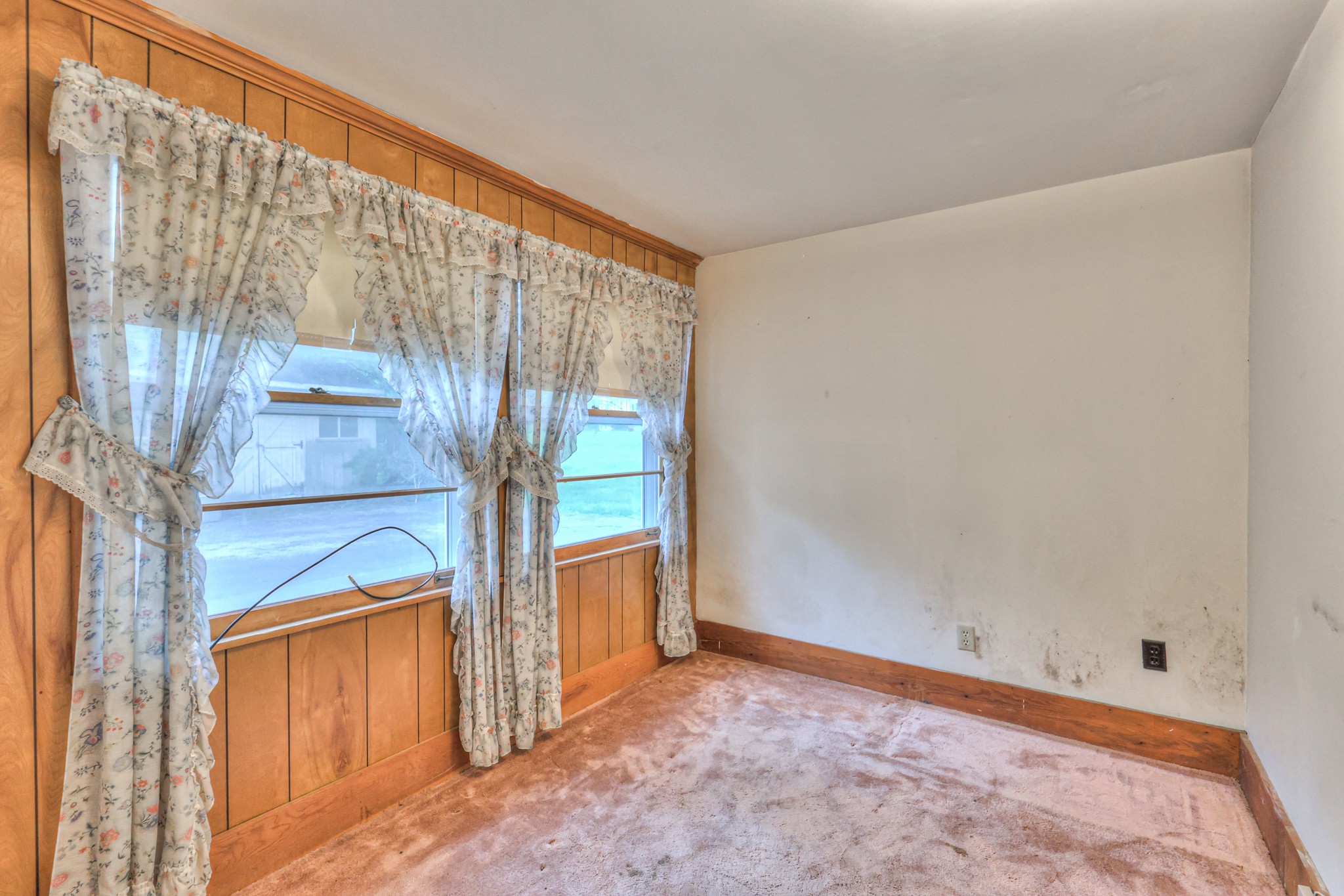 201 Foxwood Ln
