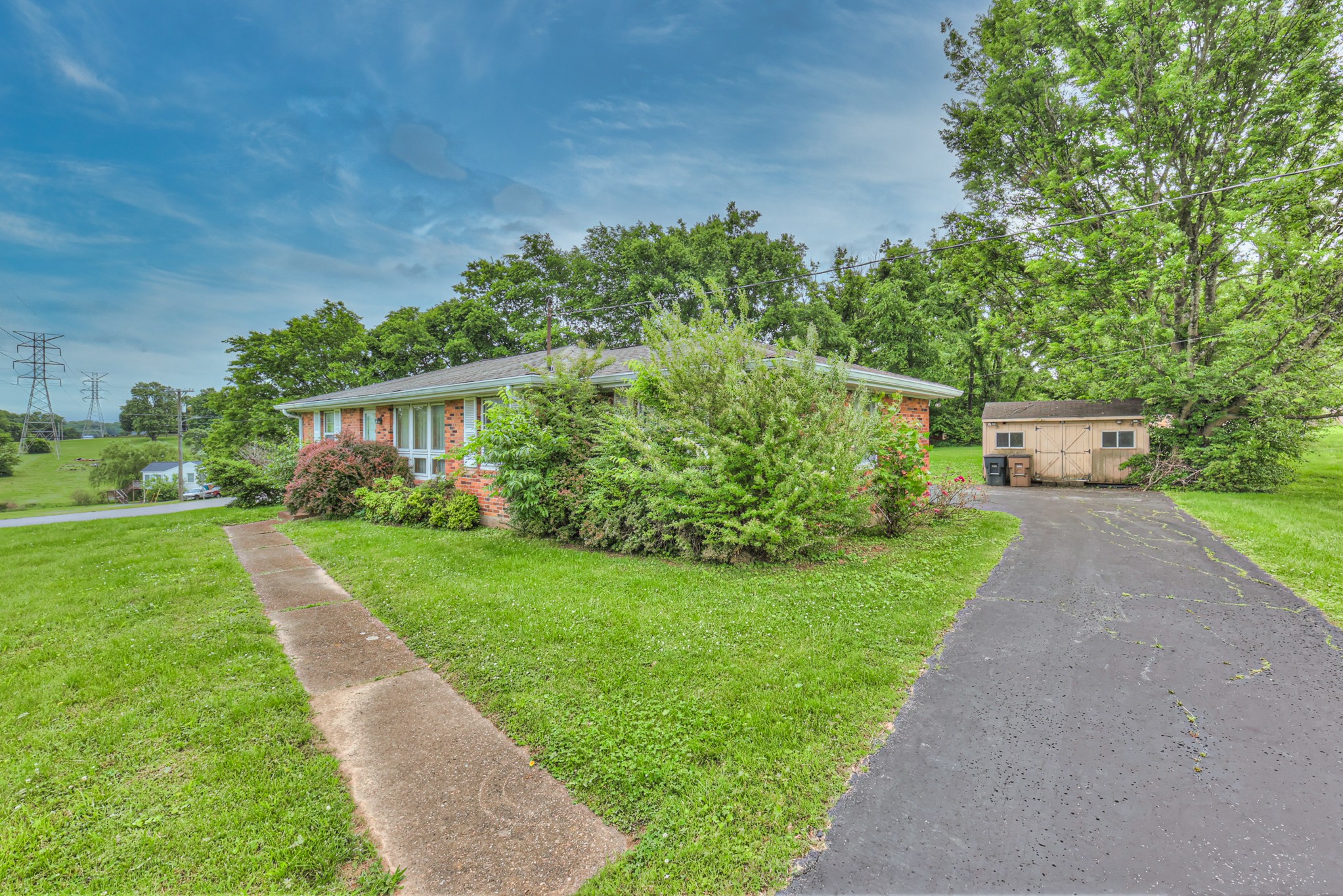 201 Foxwood Ln