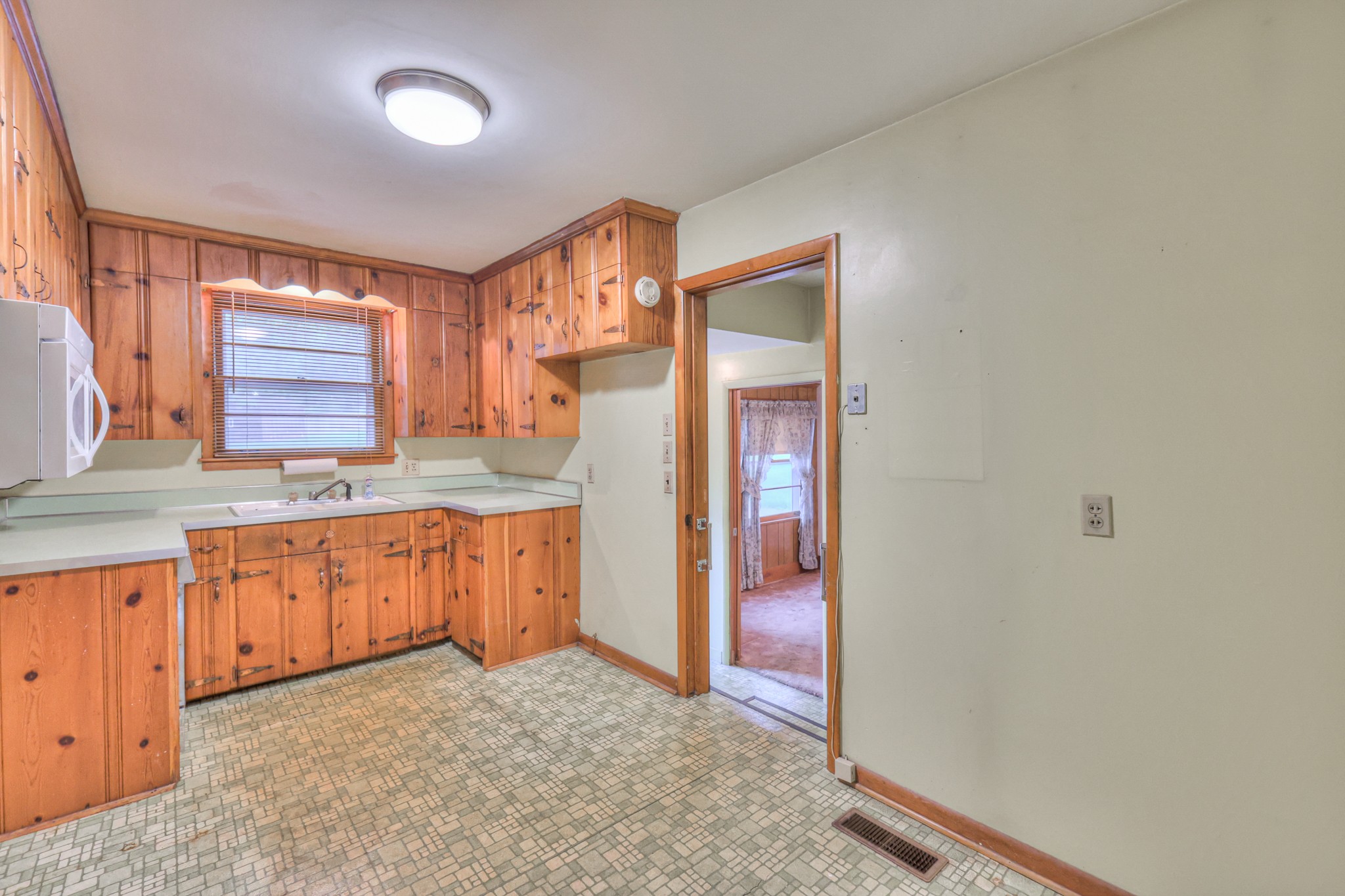 201 Foxwood Ln