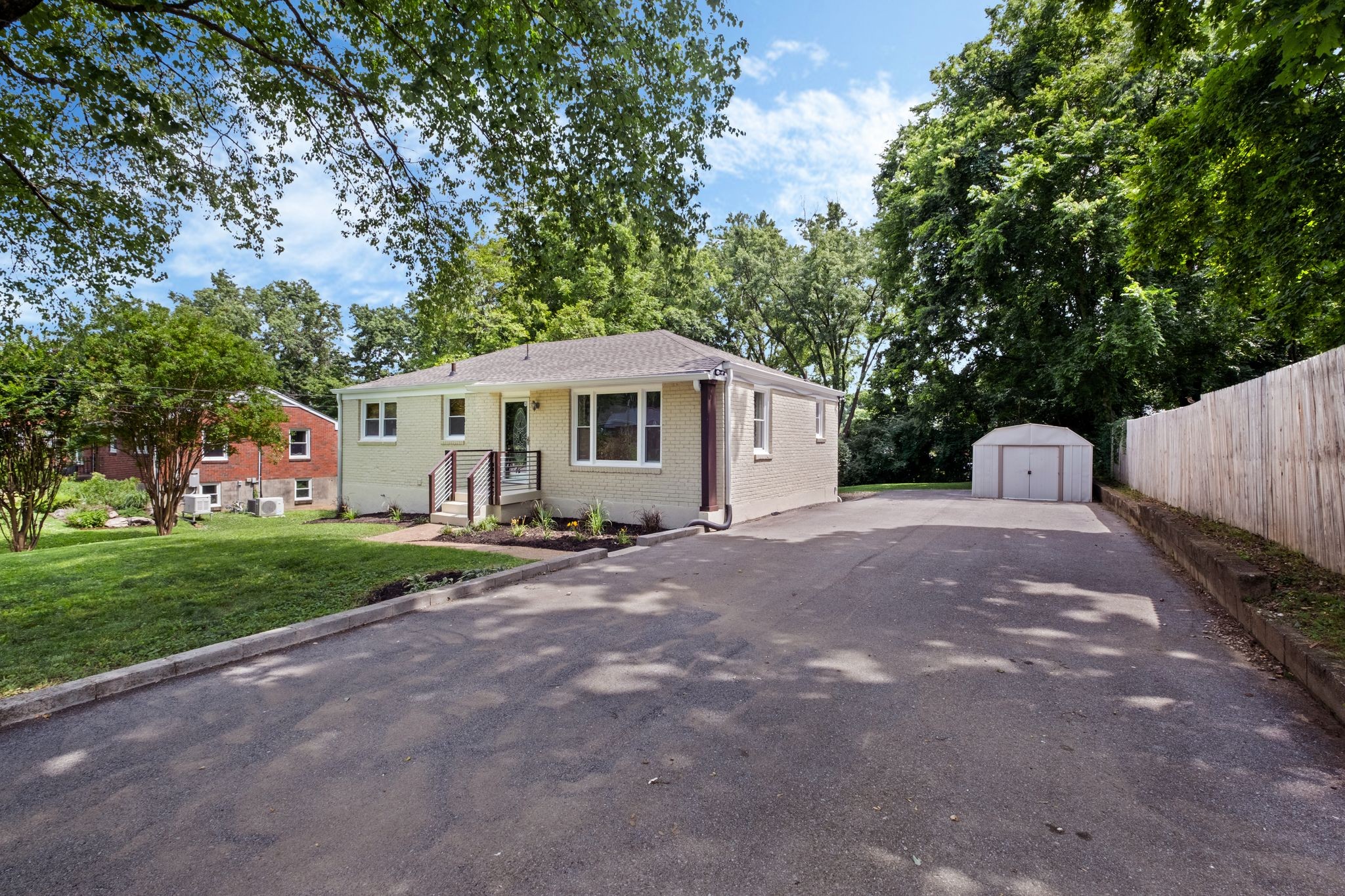 2841 Lakeland Dr