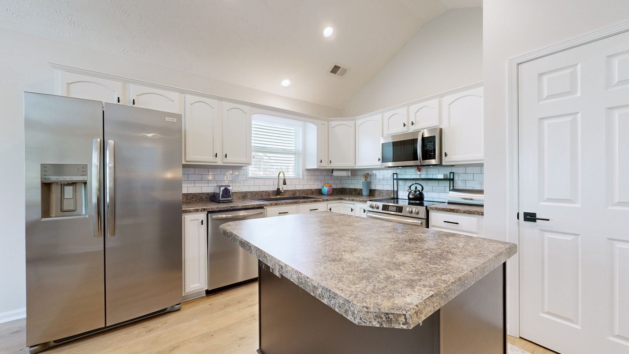 1469 Woodside Dr